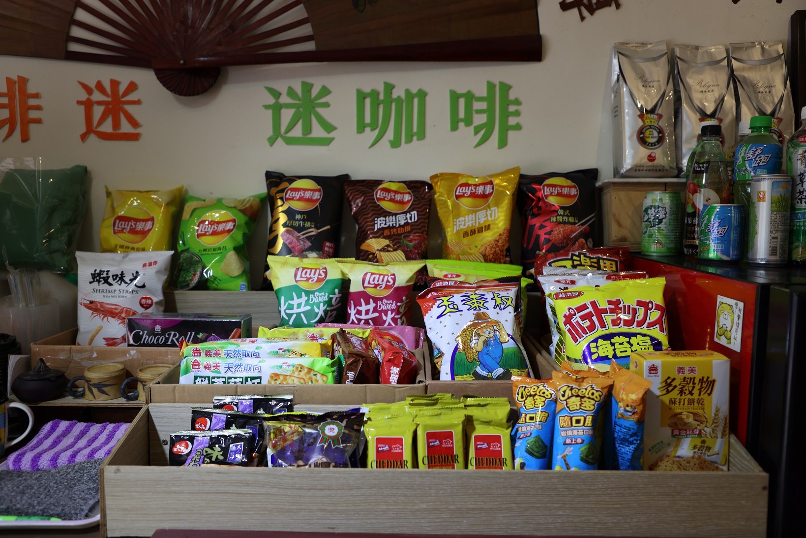 小店裡有賣簡單的零嘴和飲料，供登山客補充熱量。