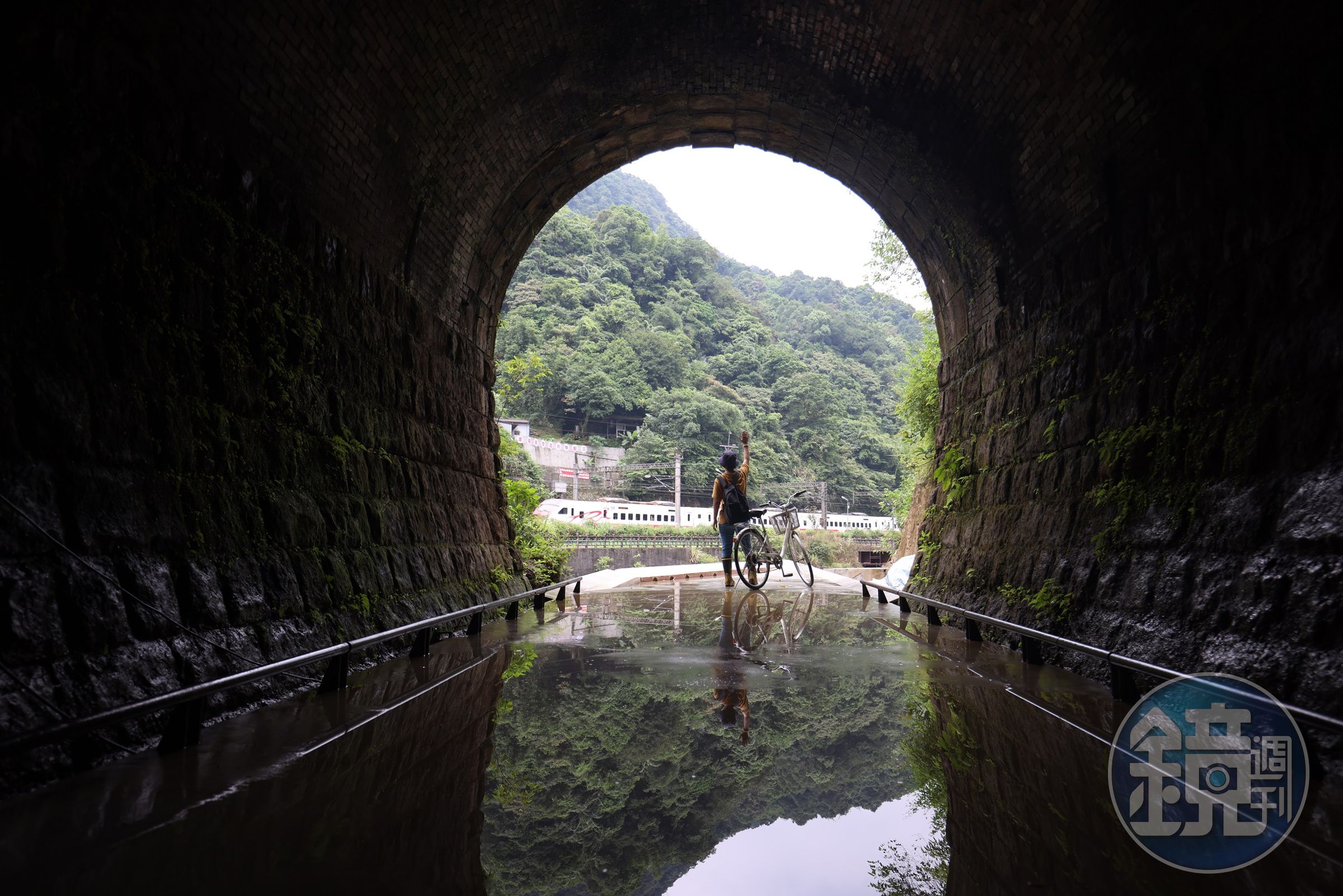 隧道自行車道的終點，人工淺池倒映遠處蓊綠山色，駐足停留，向河對岸急駛經過的火車打聲招呼。