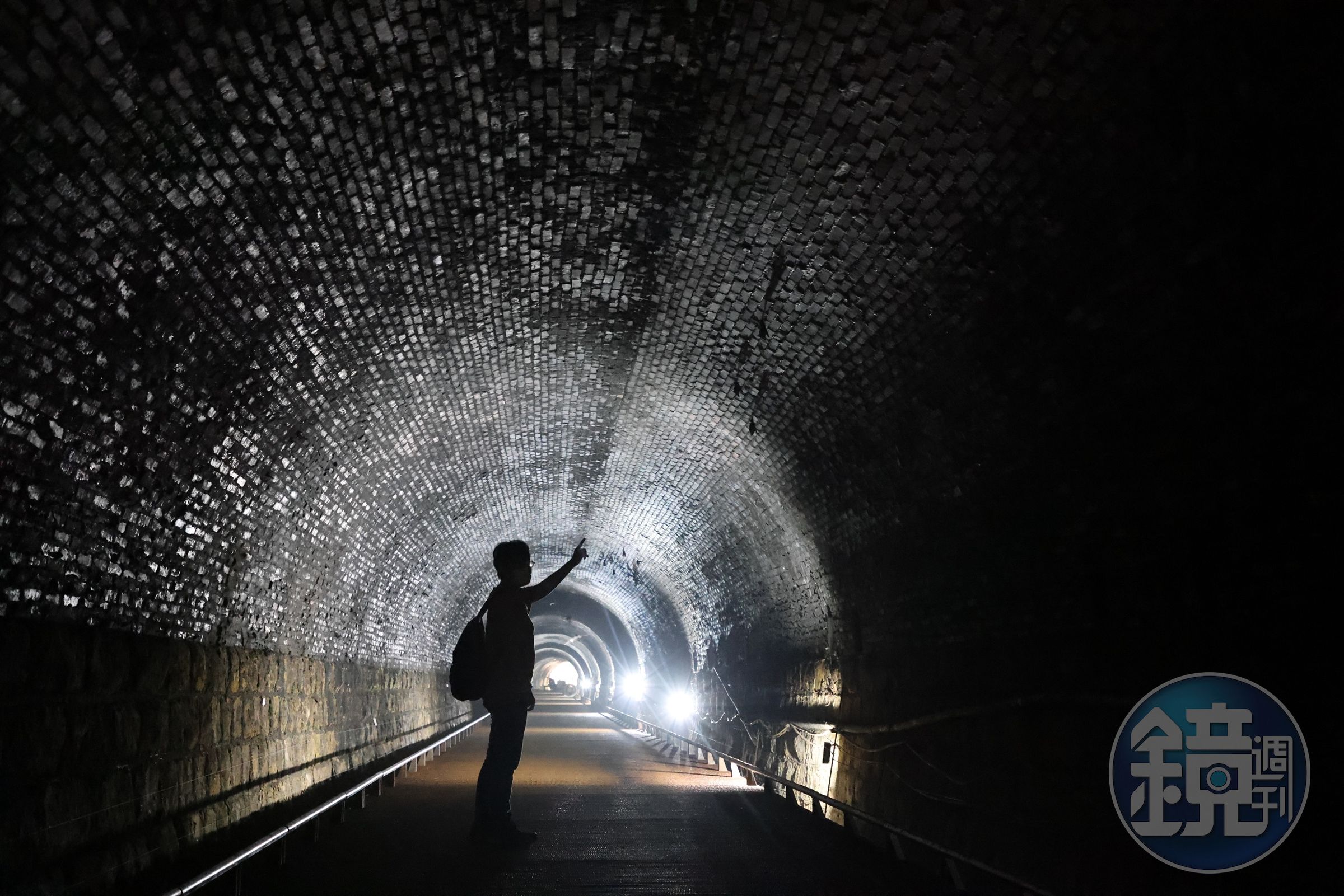 上磚下石的牆壁被完整保留，連舊時磚上被燻黑的痕跡都還在。