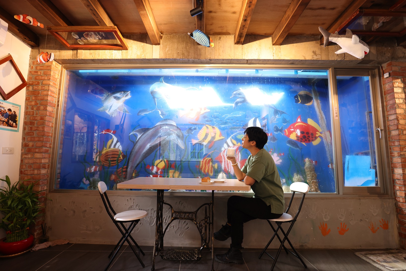 店內的壁畫是呂雲美自己繪製，還做出可愛的畫前水瀑。