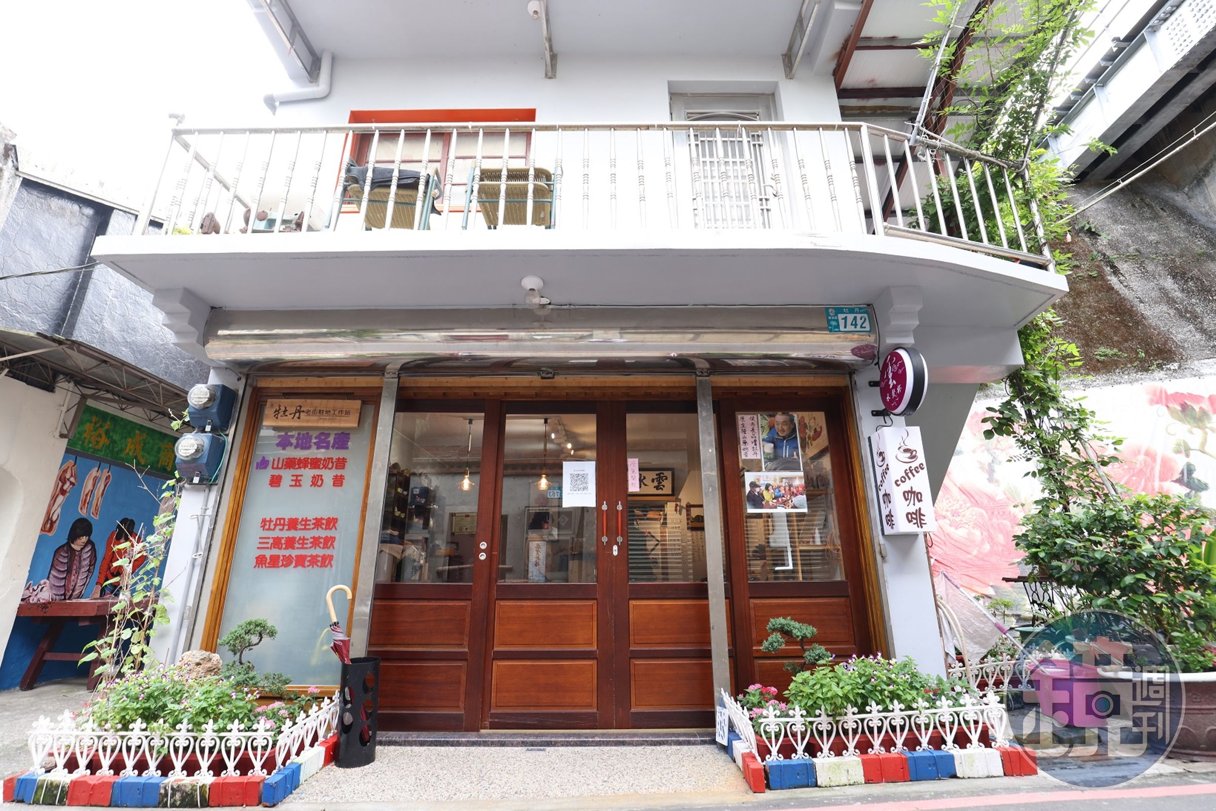 開在老街口的可愛小店「雲水聚杯」，經過絕對不會忽略。
