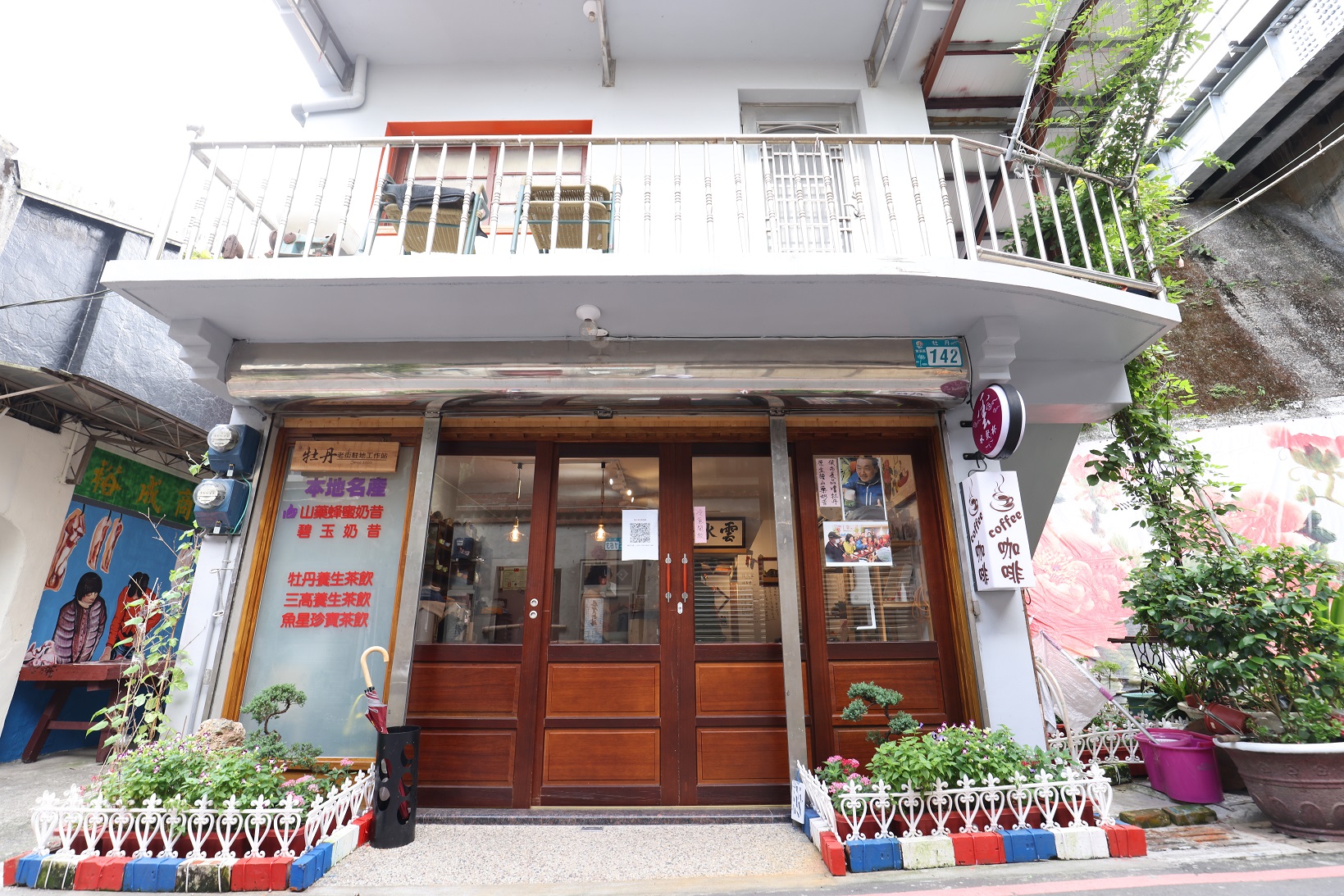 開在老街口的可愛小店「雲水聚杯」，經過絕對不會忽略。