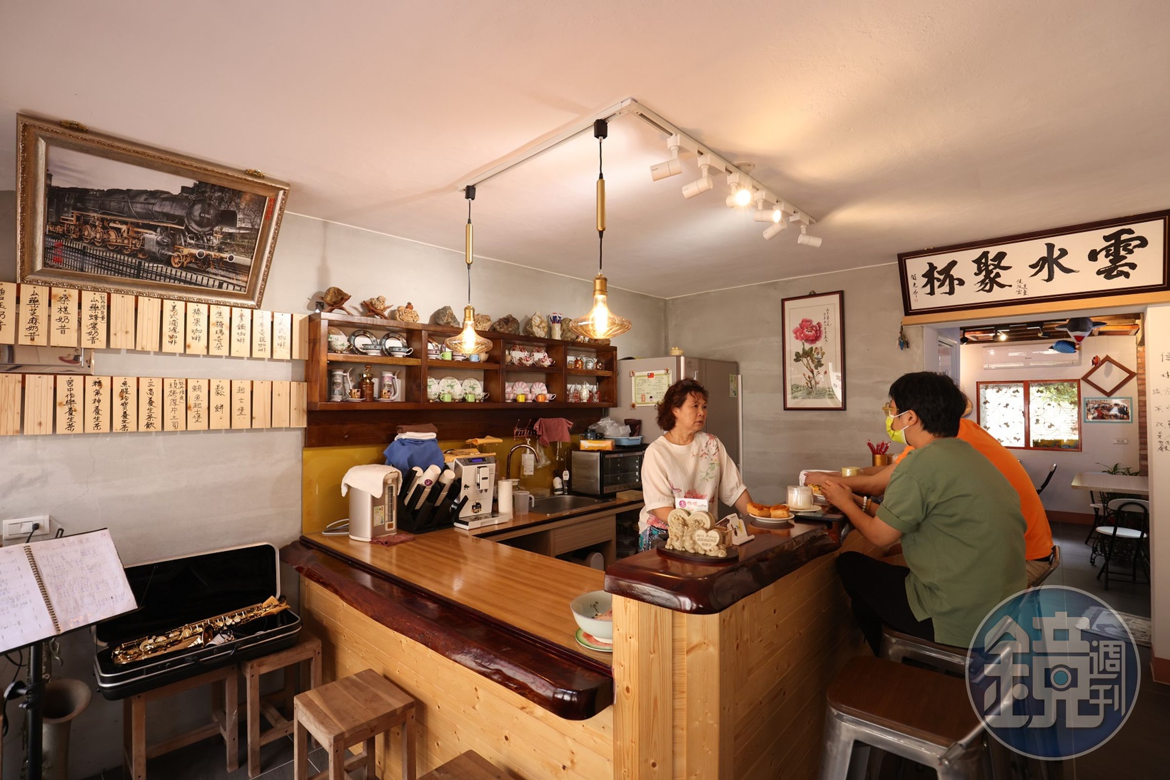 旅客在店裡，可以聽呂雲美講牡丹過往的風華故事。