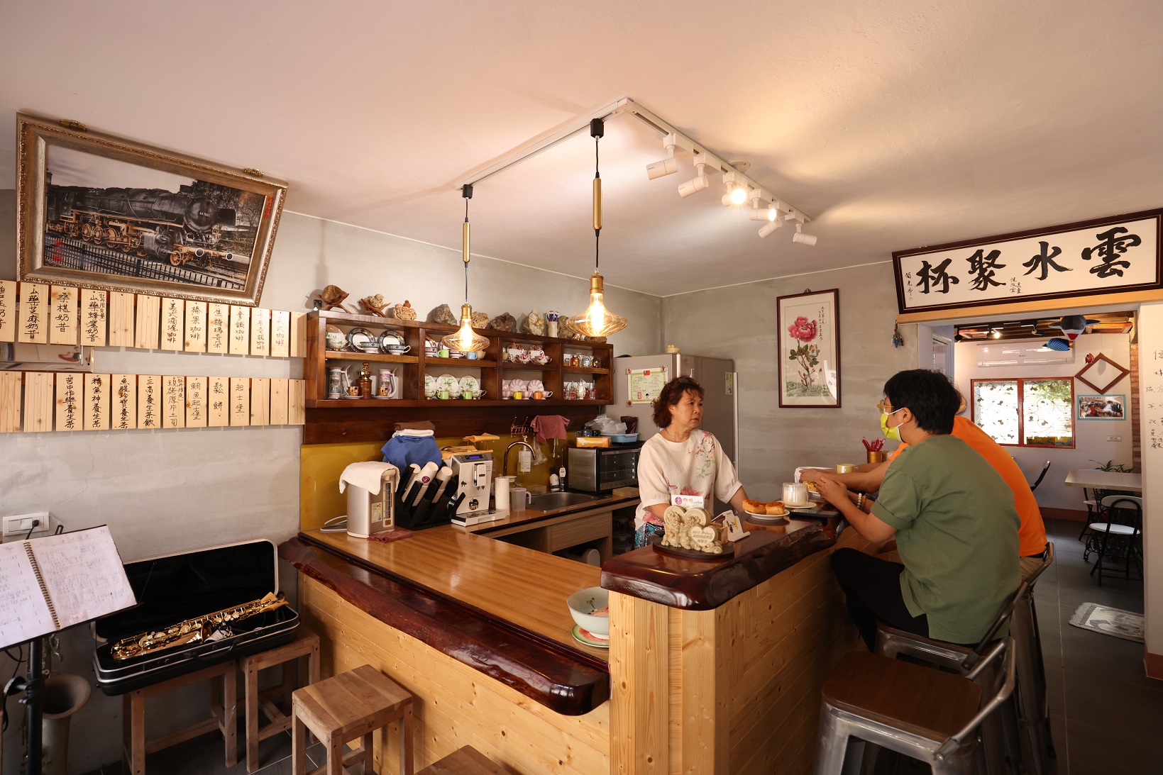 旅客在店裡，可以聽呂雲美講牡丹過往的風華故事。