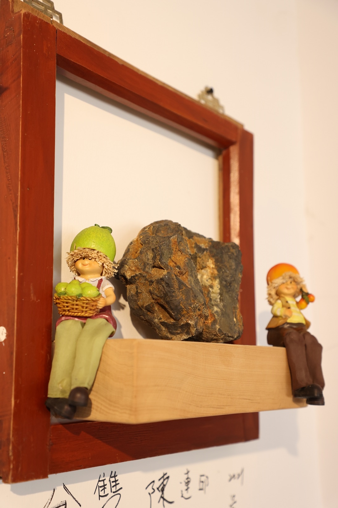 牆上展示呂雲美小時候從十三層撿回的金礦石，旁邊小童象徵自己無憂無慮的礦工子童年。