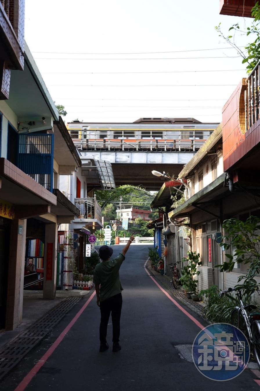 牡丹老街上,還有火車從頭頂經過的有趣景象。