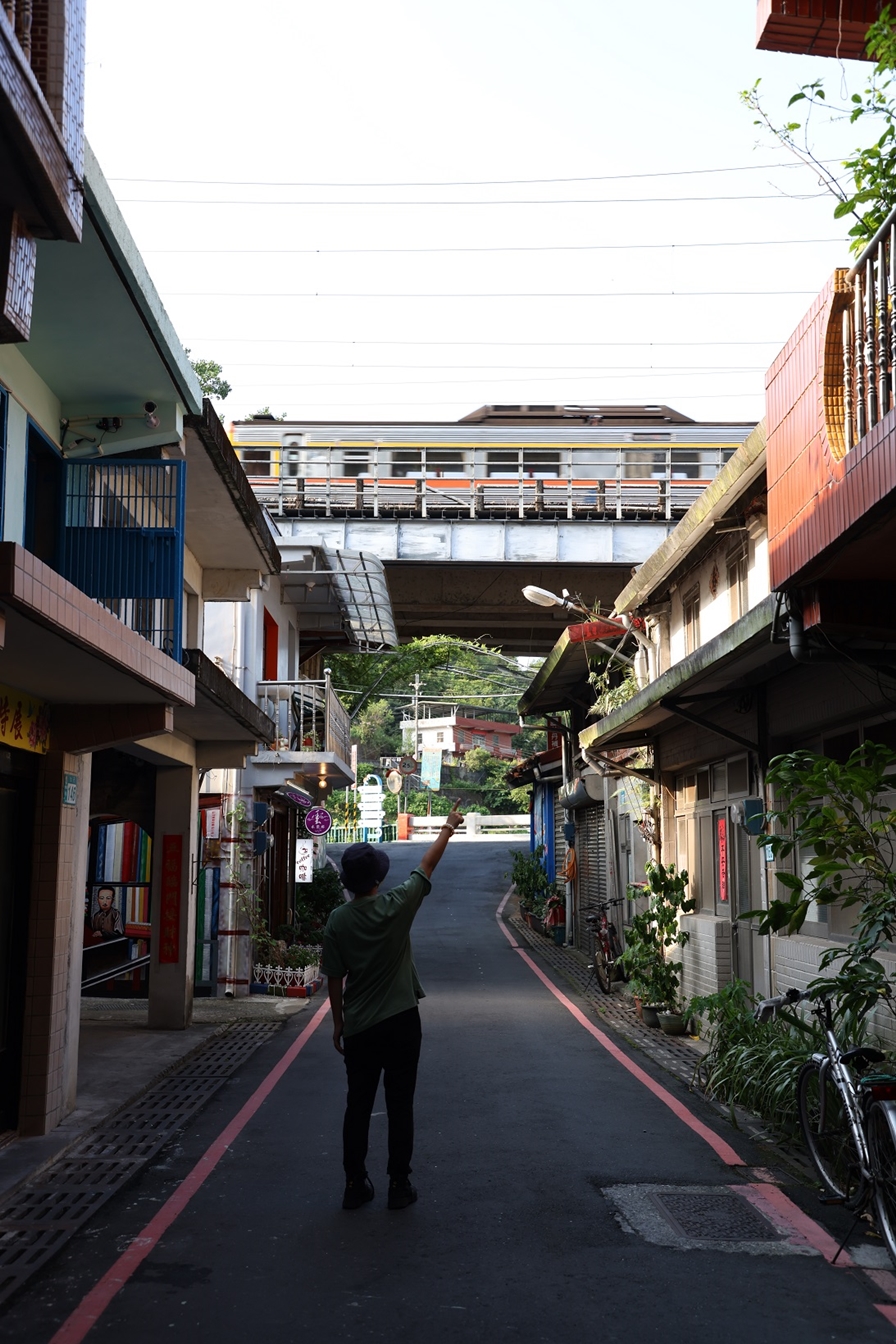 牡丹老街上，還有火車從頭頂經過的有趣景象。