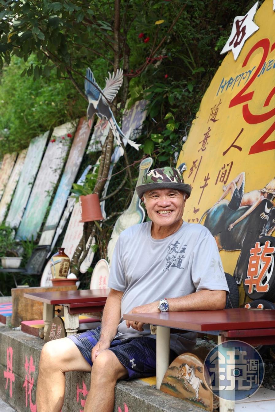 吳古趣在小鎮經營咖啡店,有許多自得的樂趣。