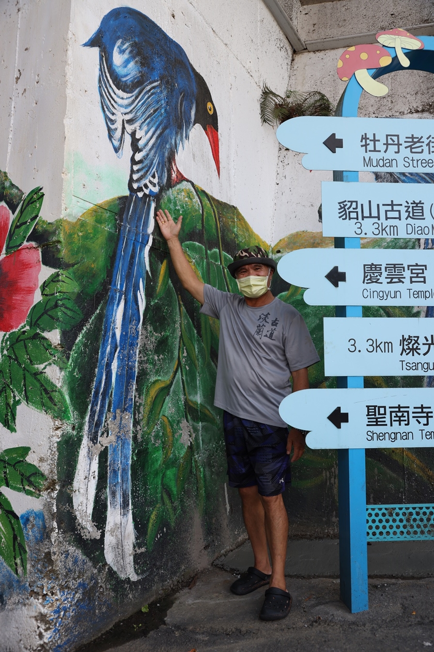 牡丹老街旁的指示牌，也看得到吳古趣的畫作。
