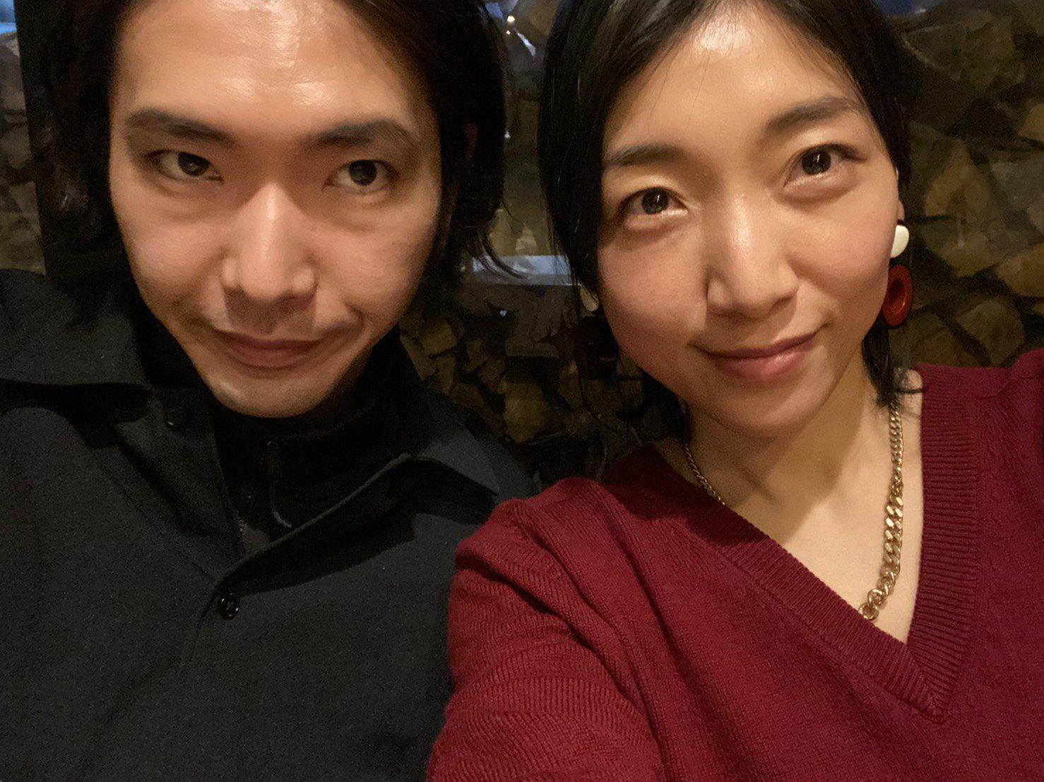 柄本佑(左)和安藤櫻是演藝圈著名的影帝影后夫妻,不少網友希望兩人可以一起演出《蠟筆小新》真人版。(翻攝自柄本佑Twitter)