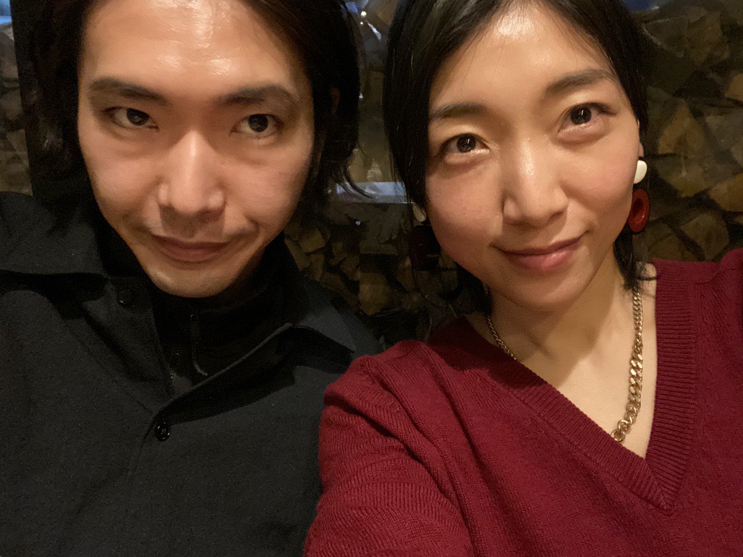 柄本佑(左)和安藤櫻是演藝圈著名的影帝影后夫妻,不少網友希望兩人可以一起演出《蠟筆小新》真人版。(翻攝自柄本佑Twitter)