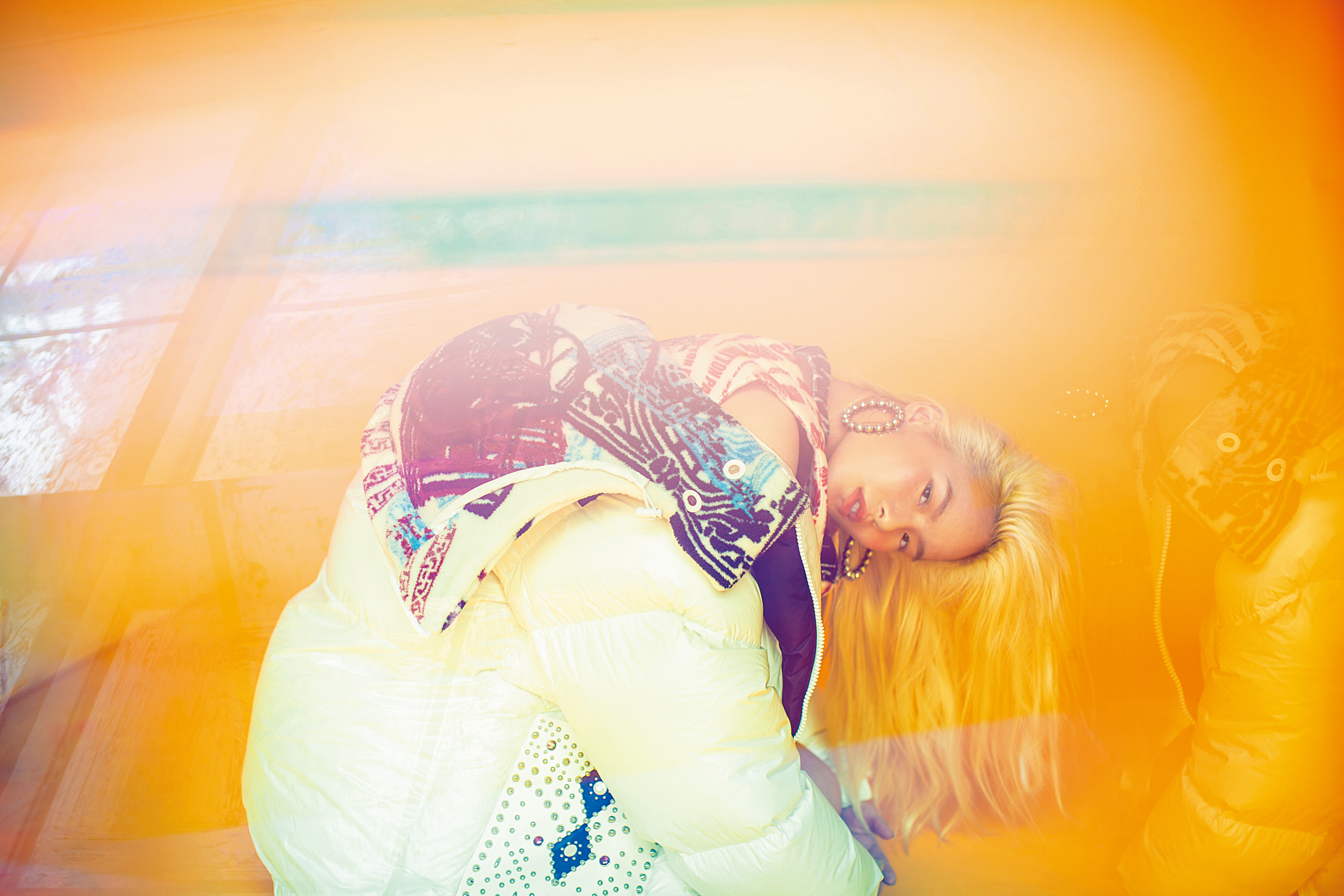 尼龍羽絨外套  價格店洽／圖紋印花洋裝  價格店洽all by Louis Vuitton／圓形鑚飾耳環NT$29,700 by BALENCIAGA