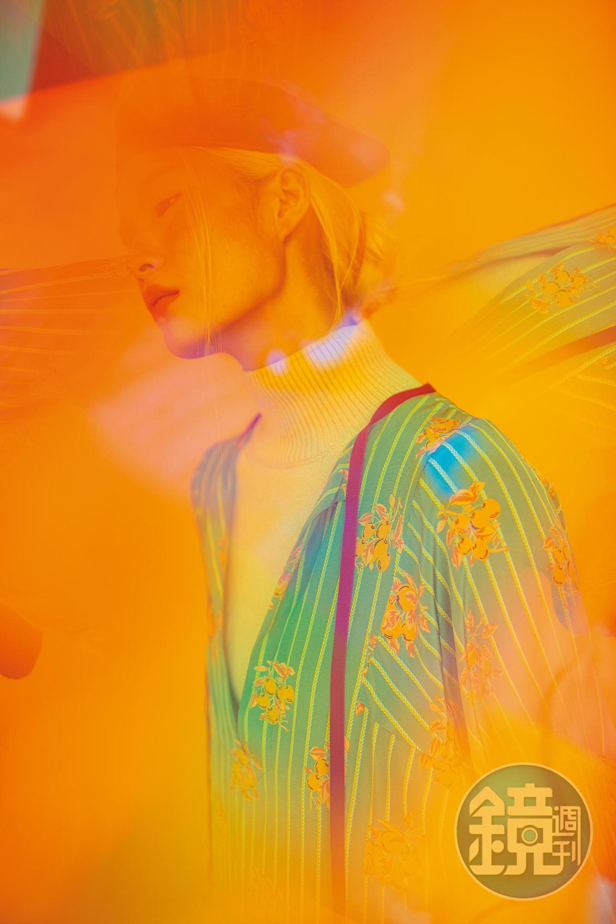 橄欖綠撞色長洋裝NT$71,000 by GUCCI／針織高領短版上衣NT$34,900 by FENDI／GG麻花針織貝雷帽NT$18,500 by GUCCI