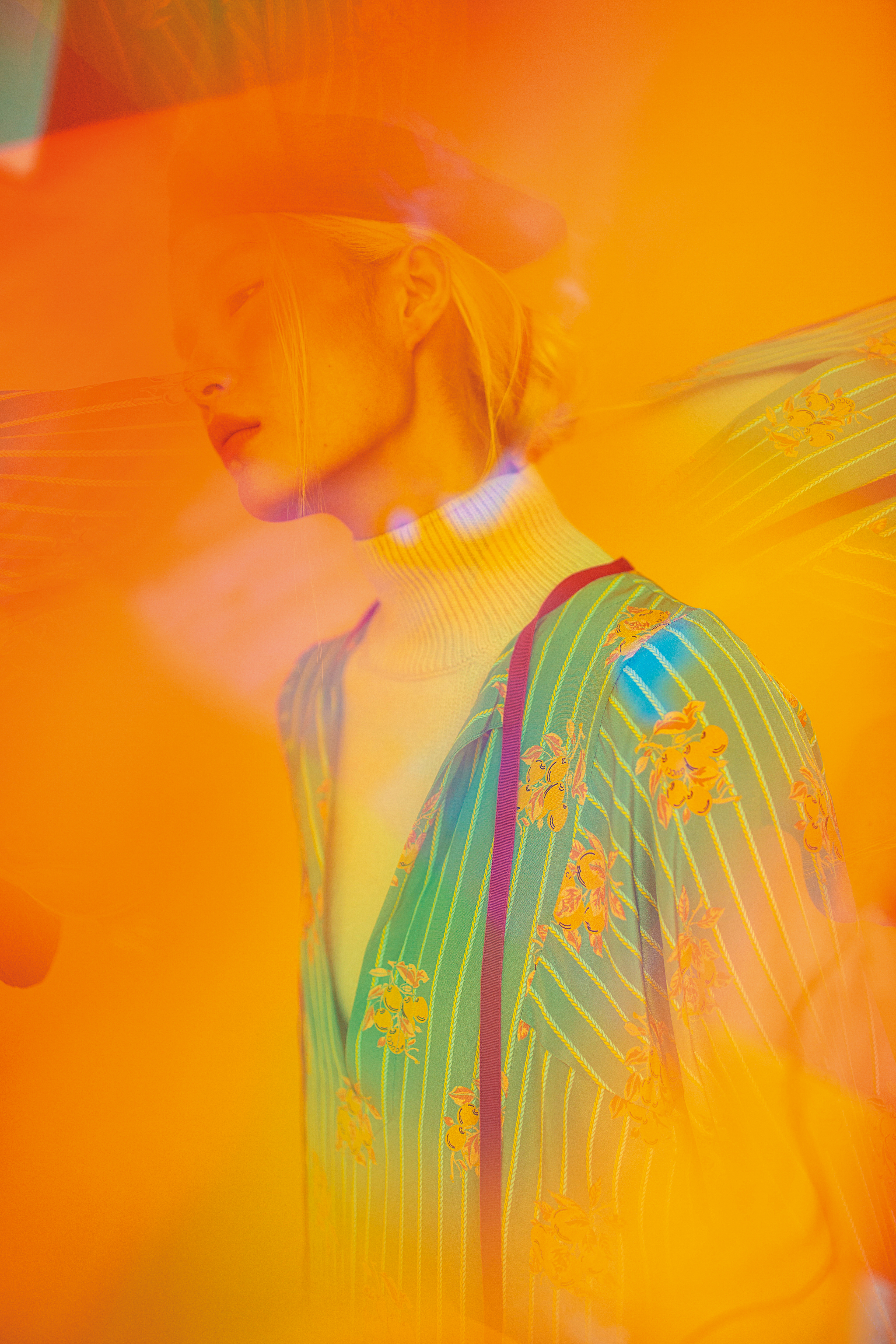 橄欖綠撞色長洋裝NT$71,000 by GUCCI/針織高領短版上衣NT$34,900 by FENDI/GG麻花針織貝雷帽NT$18,500 by GUCCI