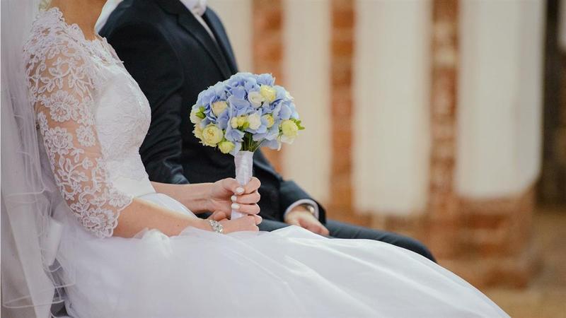 羅馬尼亞一名新郎被婚鬧，賓客舉起他玩拋接，卻害他重摔在地。（示意圖，Pixabay）