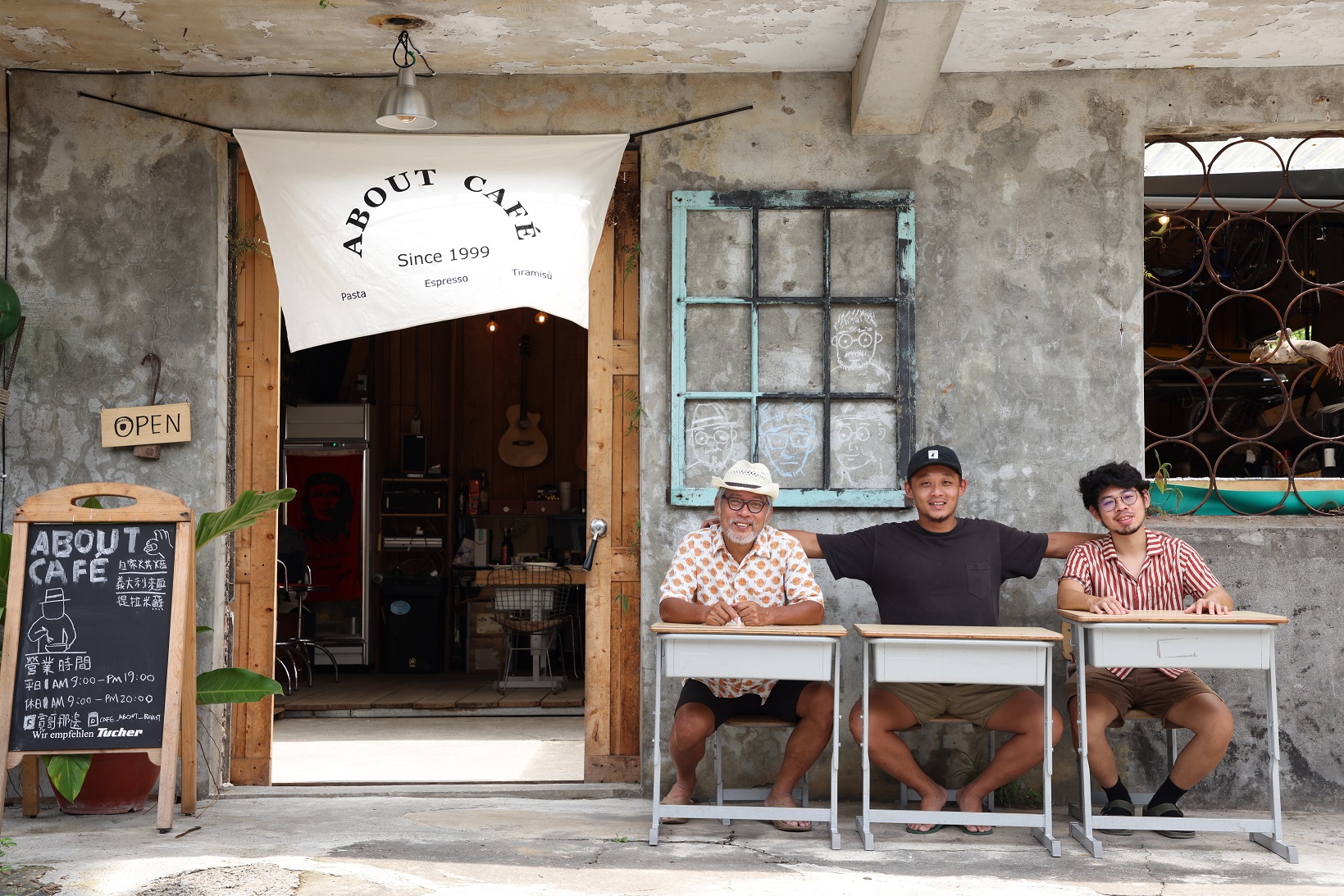 寬哥（左）與大兒子Peter（中） 和小兒子仔仔（右），一起經營山裡的義大利麵店。