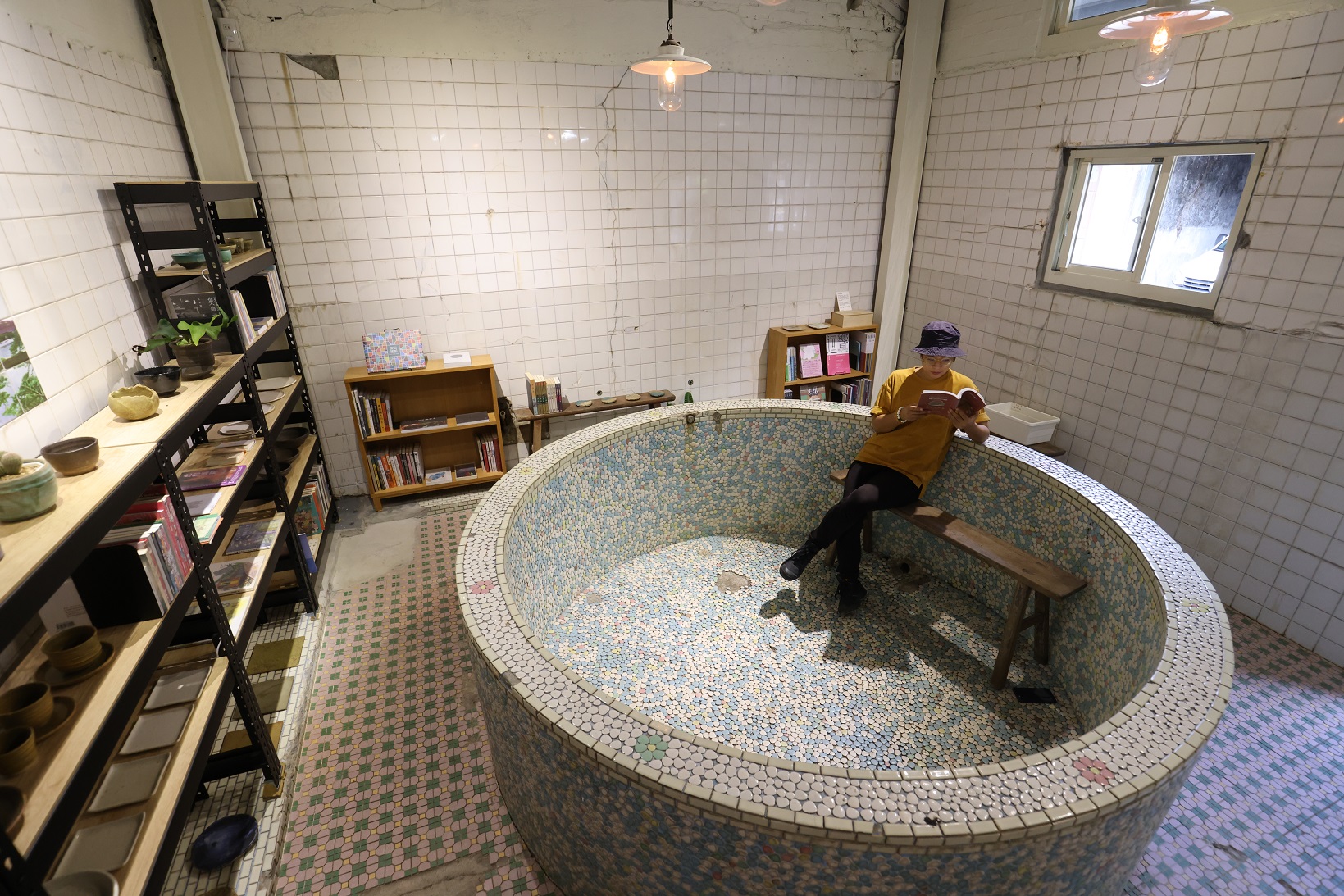 窩進古早礦工澡池裡讀書，是三貂嶺最完美的午後時光。主人阿燊說，希望這裡有天能成為香港藝術家展示想法的空間。