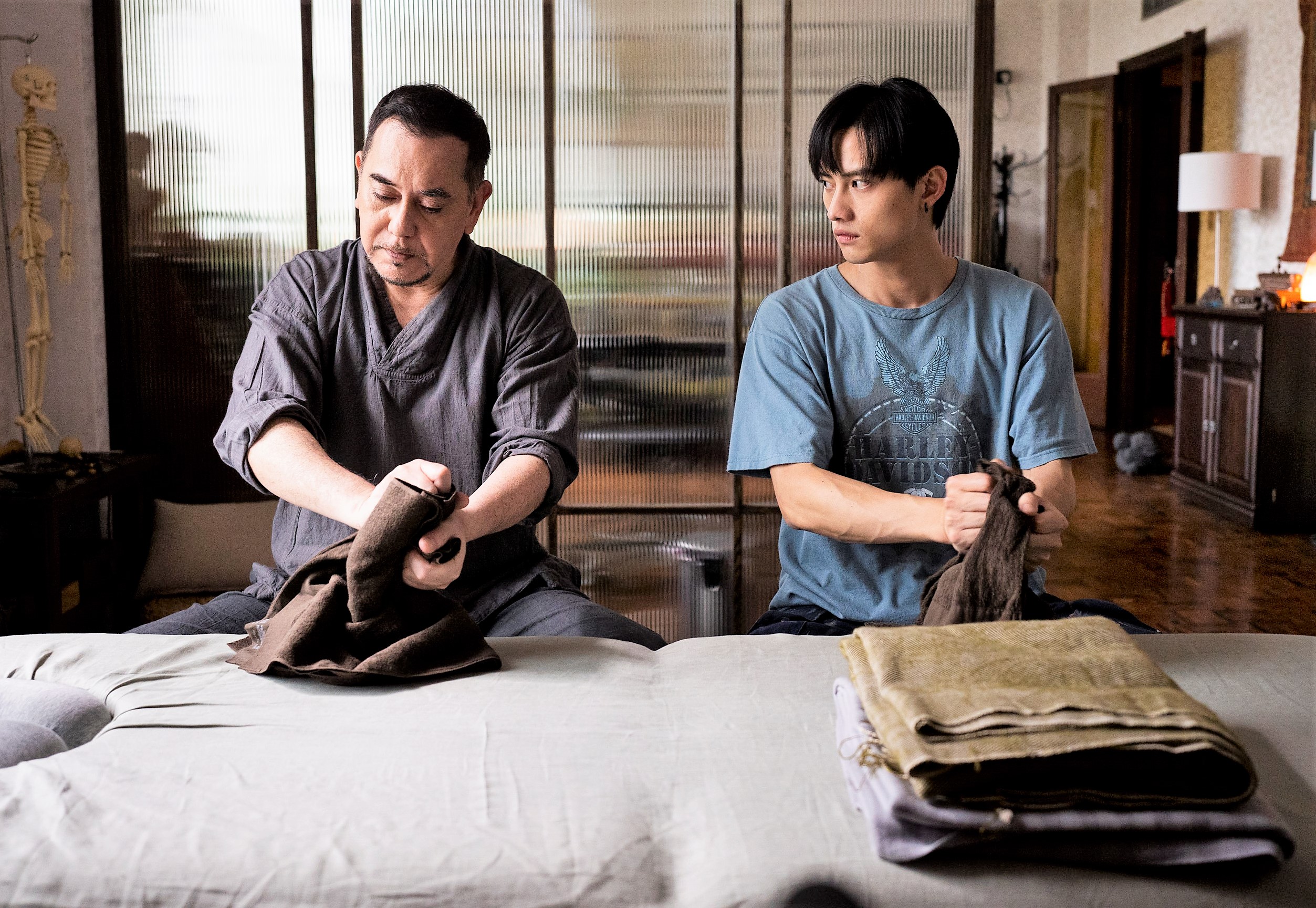 黃秋生（左）與范少勳（右）戲裡、戲外都是師徒。（公視提供）