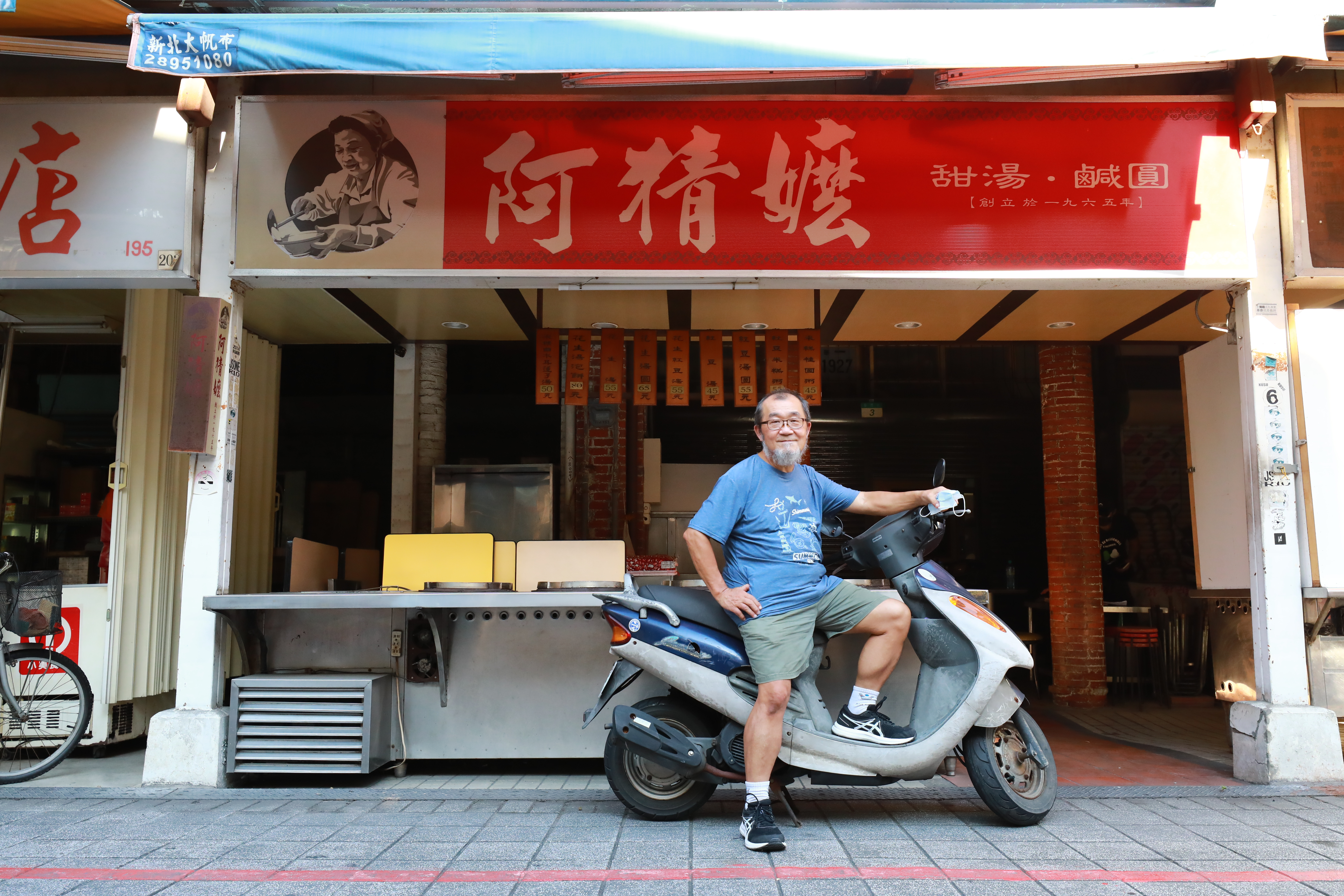 柯得隆一輩子和這店分不開關係，不能開店的期間，也常回萬華探查情況。