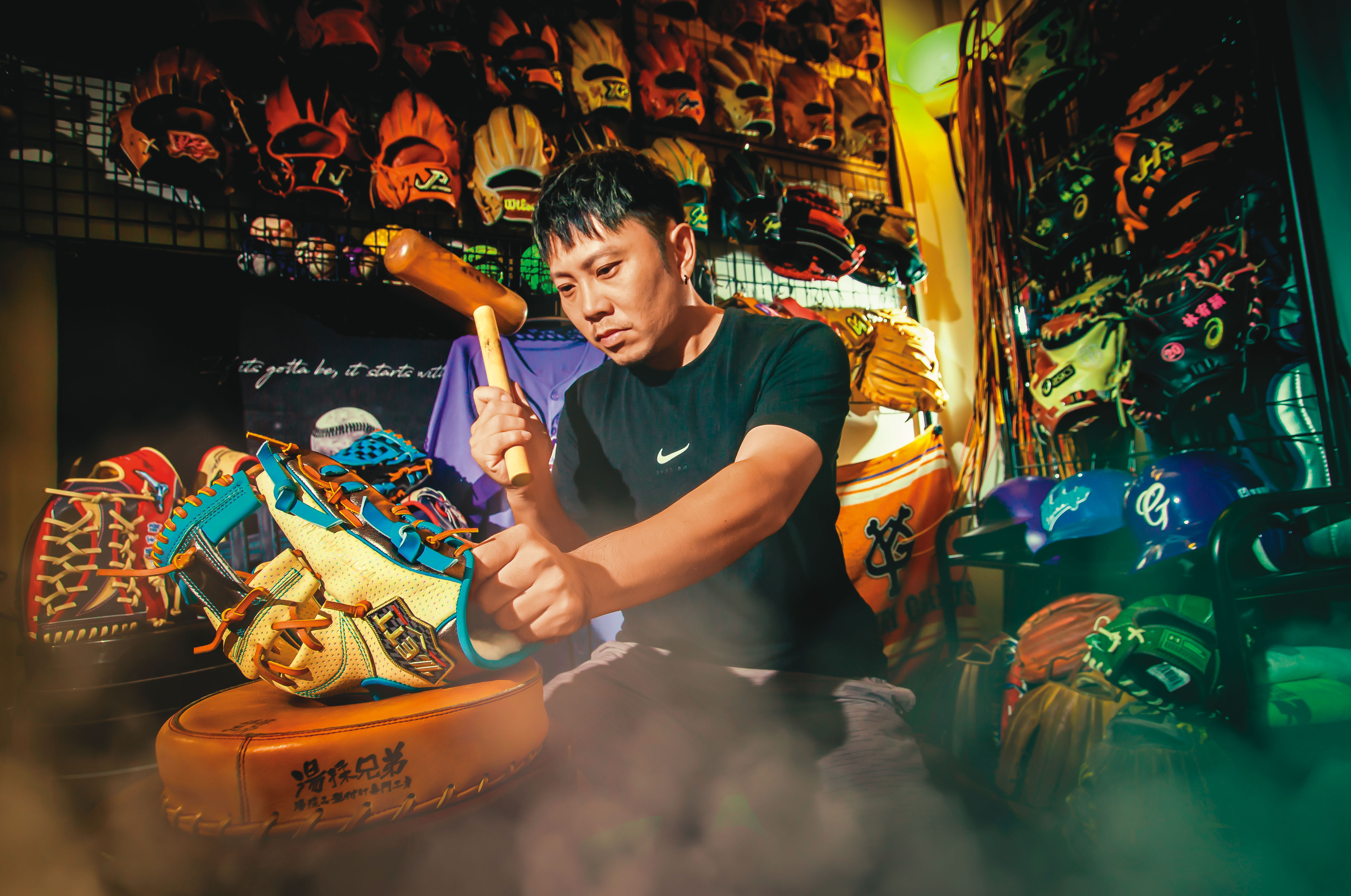 魏小松自學湯揉型付技術，靠熟悉台灣球員投接球習慣及售後服務，將生意做出名聲，每月塑型超過80個手套，也獲得不少球星信賴。