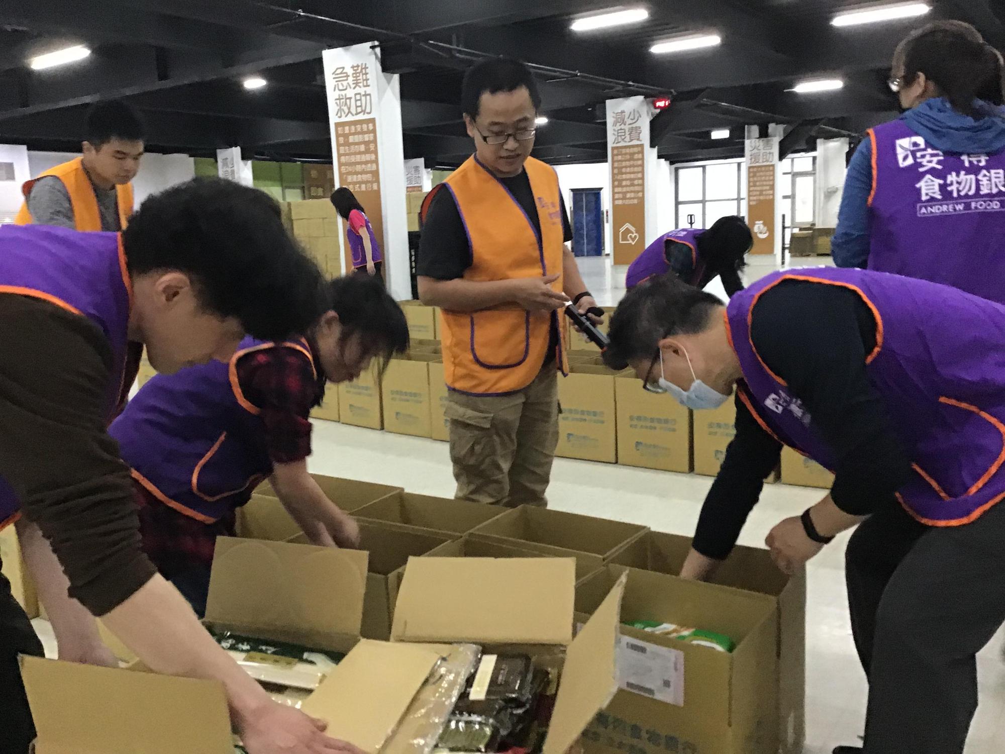 idt互動國際數位不只號召員工一起加入安德烈食物銀行志工的行列(圖為2020活動),也贊助唐氏基金會、認養苗栗偏鄉小學、贊助樂團和學術單位。