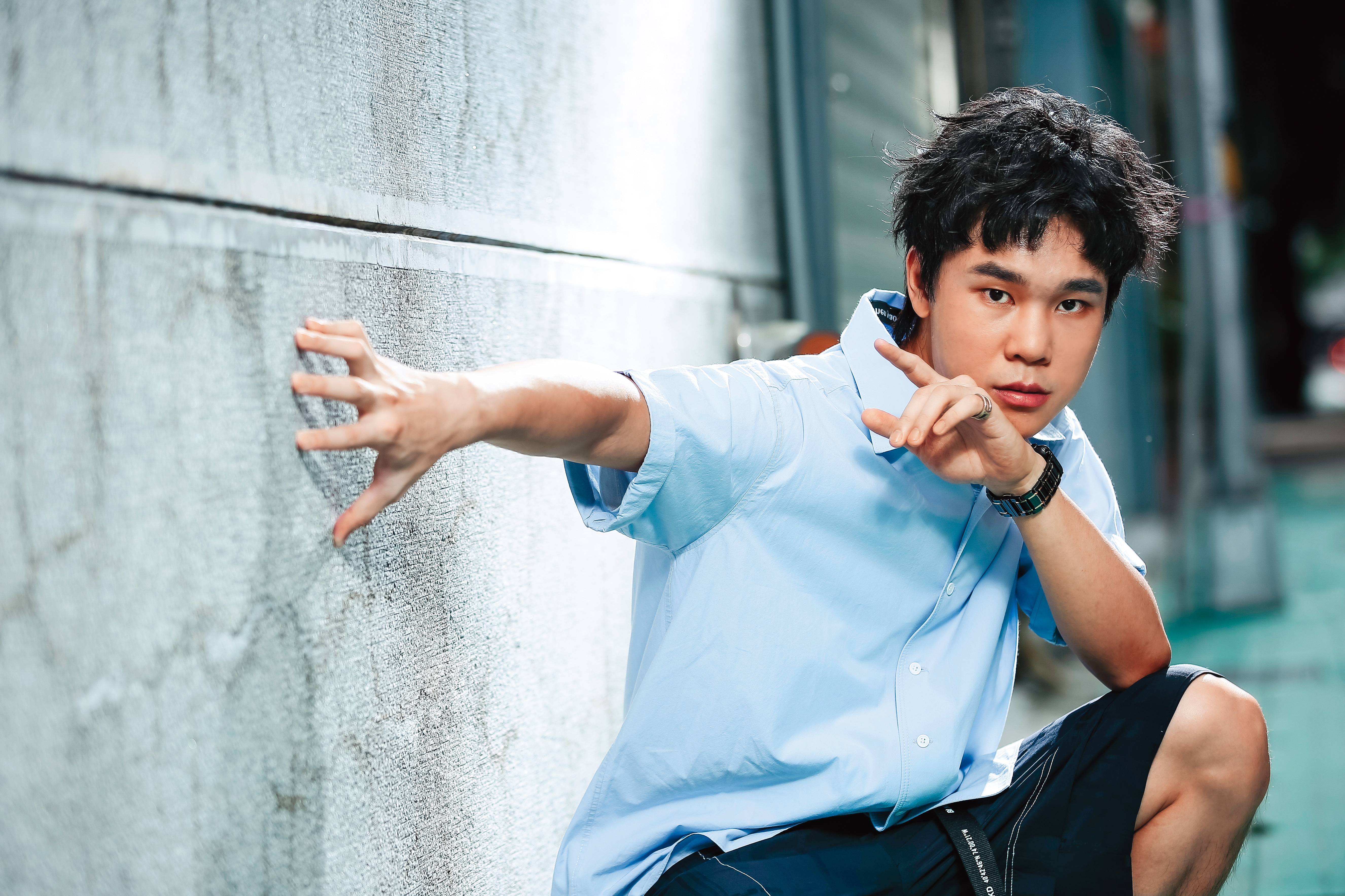  來自馬來西亞的蔡明仁，為了一圓歌手夢，遠渡重洋來台發展。