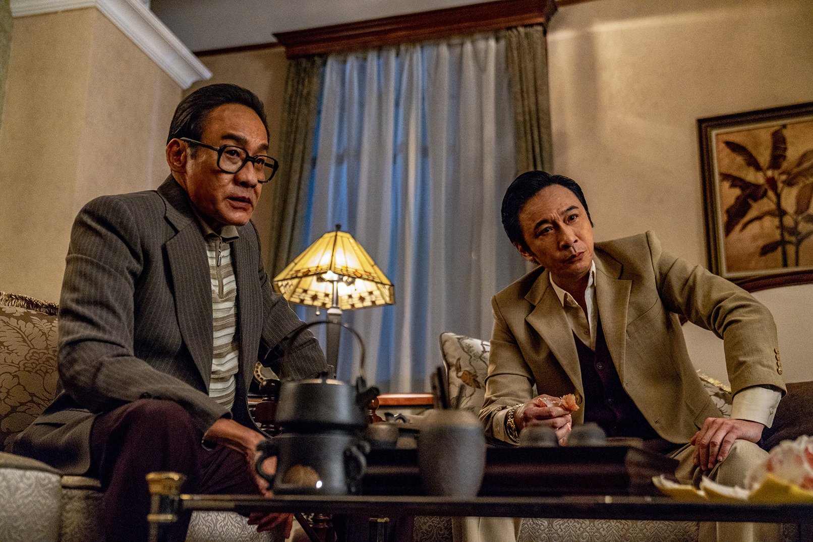 梁家輝與吳鎮宇各自演出影射「跛豪」與「呂樂」的角色，與廉政公署展開邪惡與正義的鬥爭。（華映）
