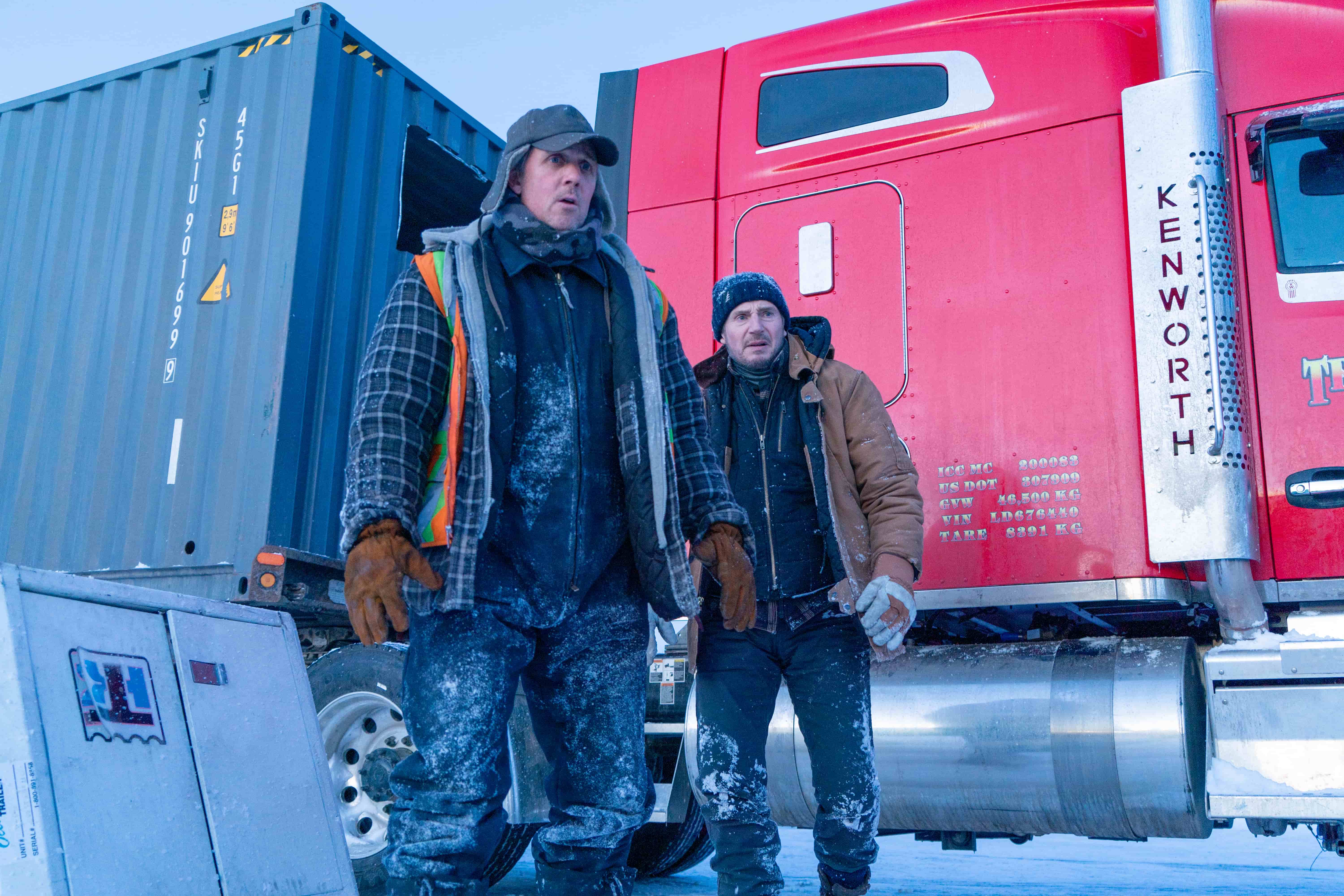 連恩尼遜片中與罹患失語症的天才機械師弟弟相依為命，為了賺錢讓弟弟過好日子才當起冰路駕駛。（甲上）