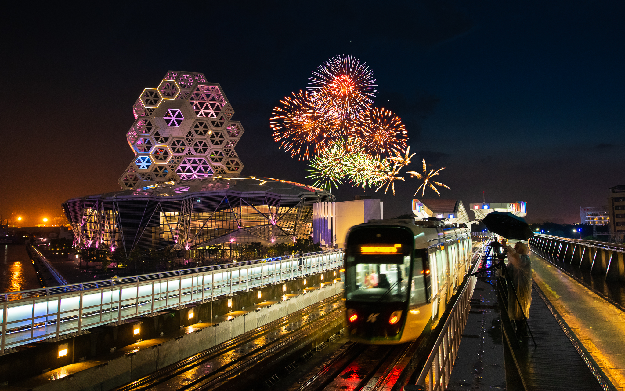 高雄市政府今晚在高雄港灣內試放3分鐘焰火。（高雄市政府提供）