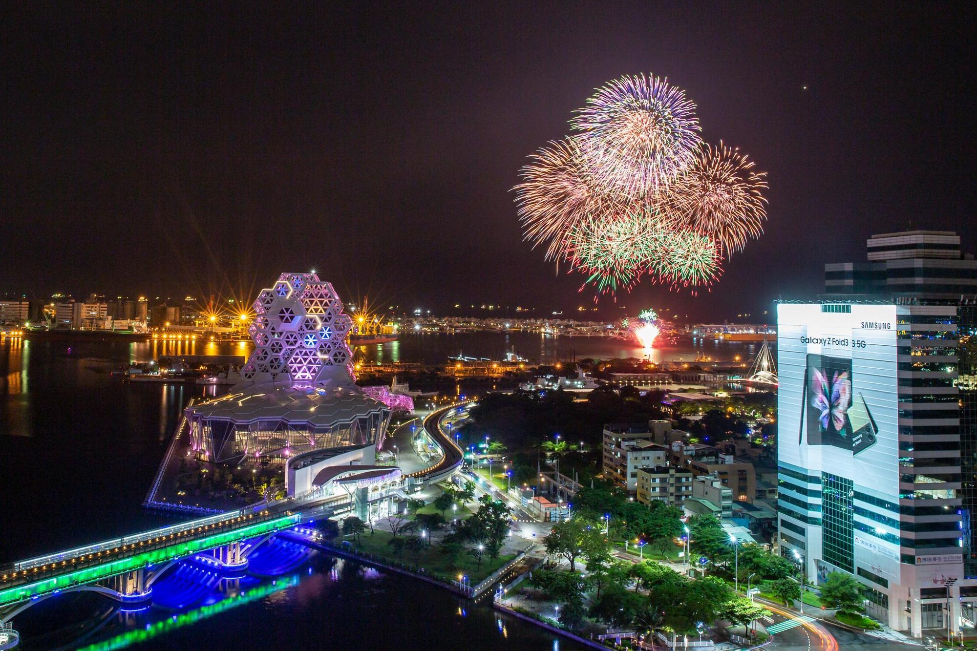 焰火照亮港都夜空,光彩奪目吸引民眾停下腳步欣賞。(高雄市政府提供)