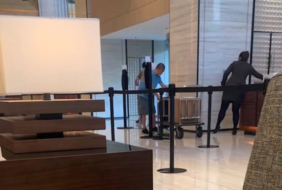 許男出面領取包裹，過程都被埋伏警方掌握。（翻攝畫面）