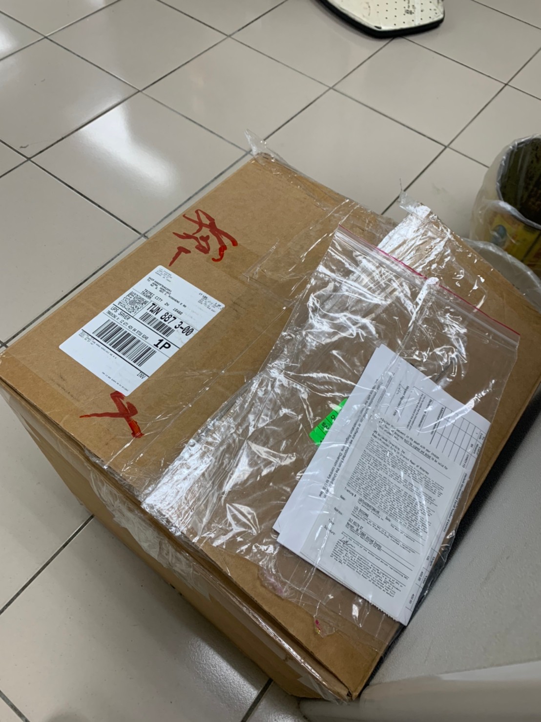 調查局及關務署人員查扣從美國寄抵的可疑包裹。(翻攝畫面)