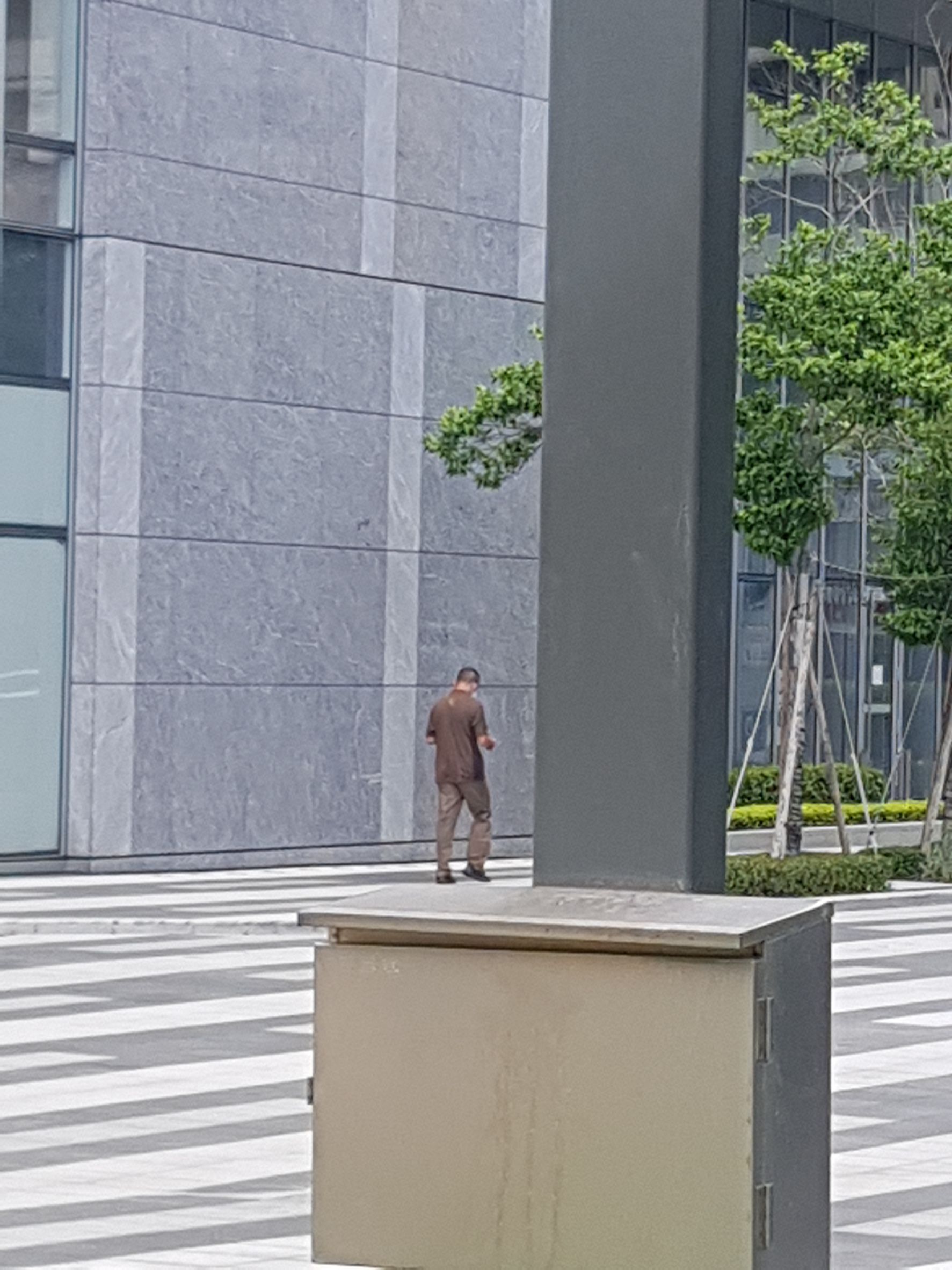 警方偽裝成知名快遞公司快遞員,將包裹送至飯店櫃台。(翻攝畫面)