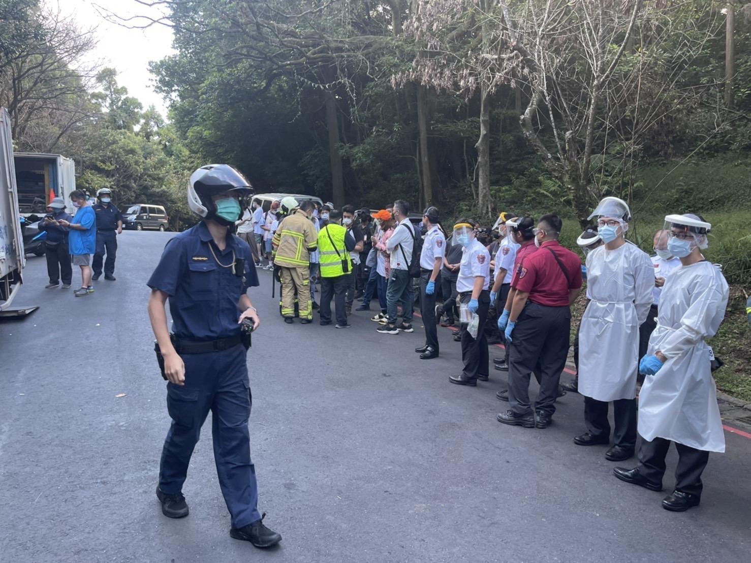 警消在現場成立臨時指揮所，啟動大量傷患機制，進行檢傷。（翻攝畫面）