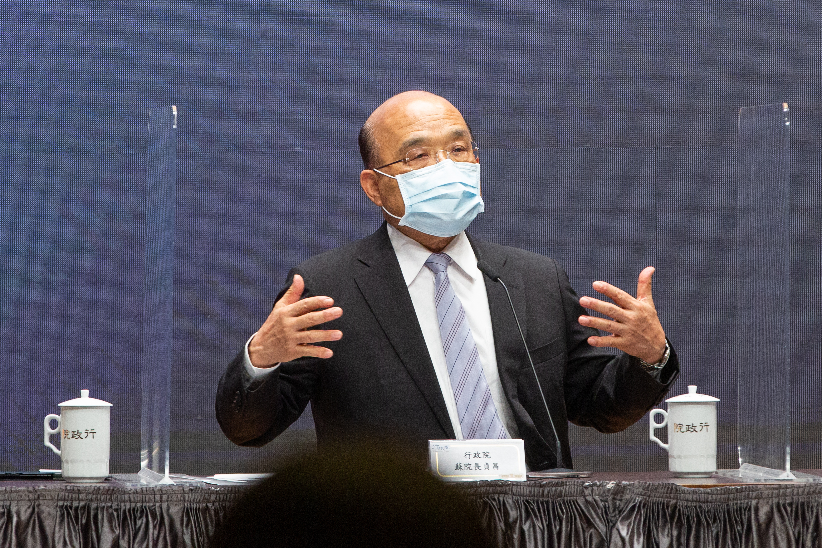 行政院長蘇貞昌在政院報告中向染疫亡者致歉，並重申諾富特飯店群聚感染事件與後來的本土疫情爆發無關。（本刊資料照）