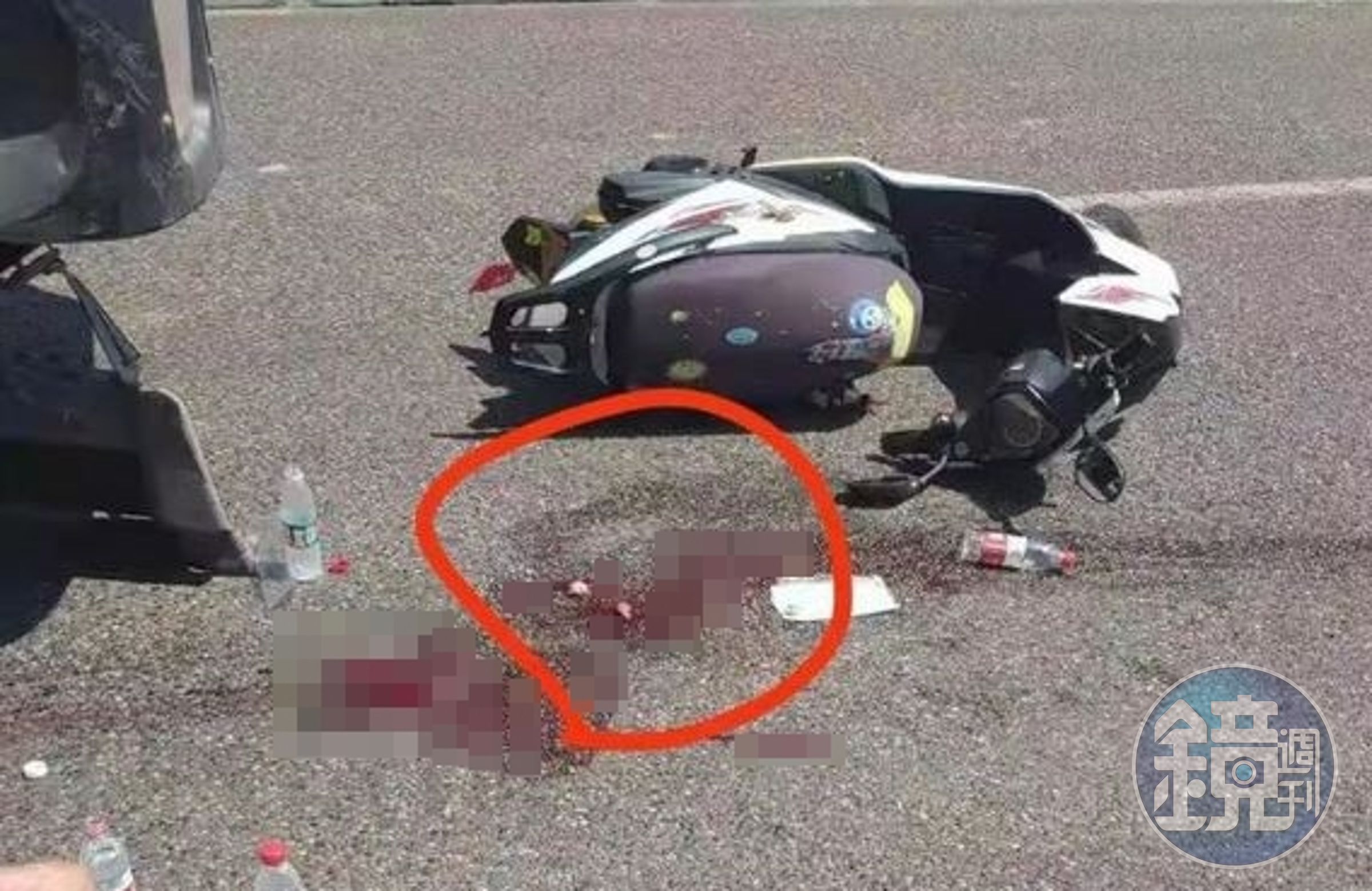 1名機車騎士疑似過馬路沒看到紅綠燈，當場撞上藍色轎車。（翻攝自微博）