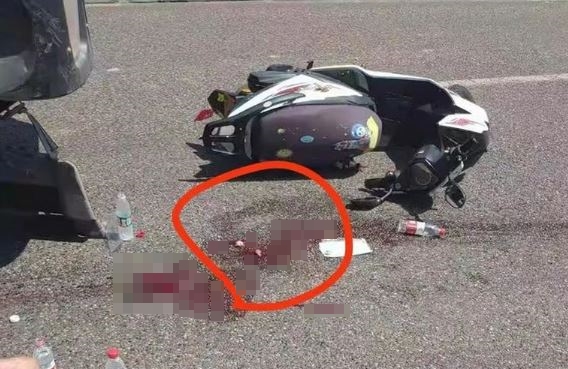 1名機車騎士疑似過馬路沒看到紅綠燈，當場撞上藍色轎車。（翻攝自微博）