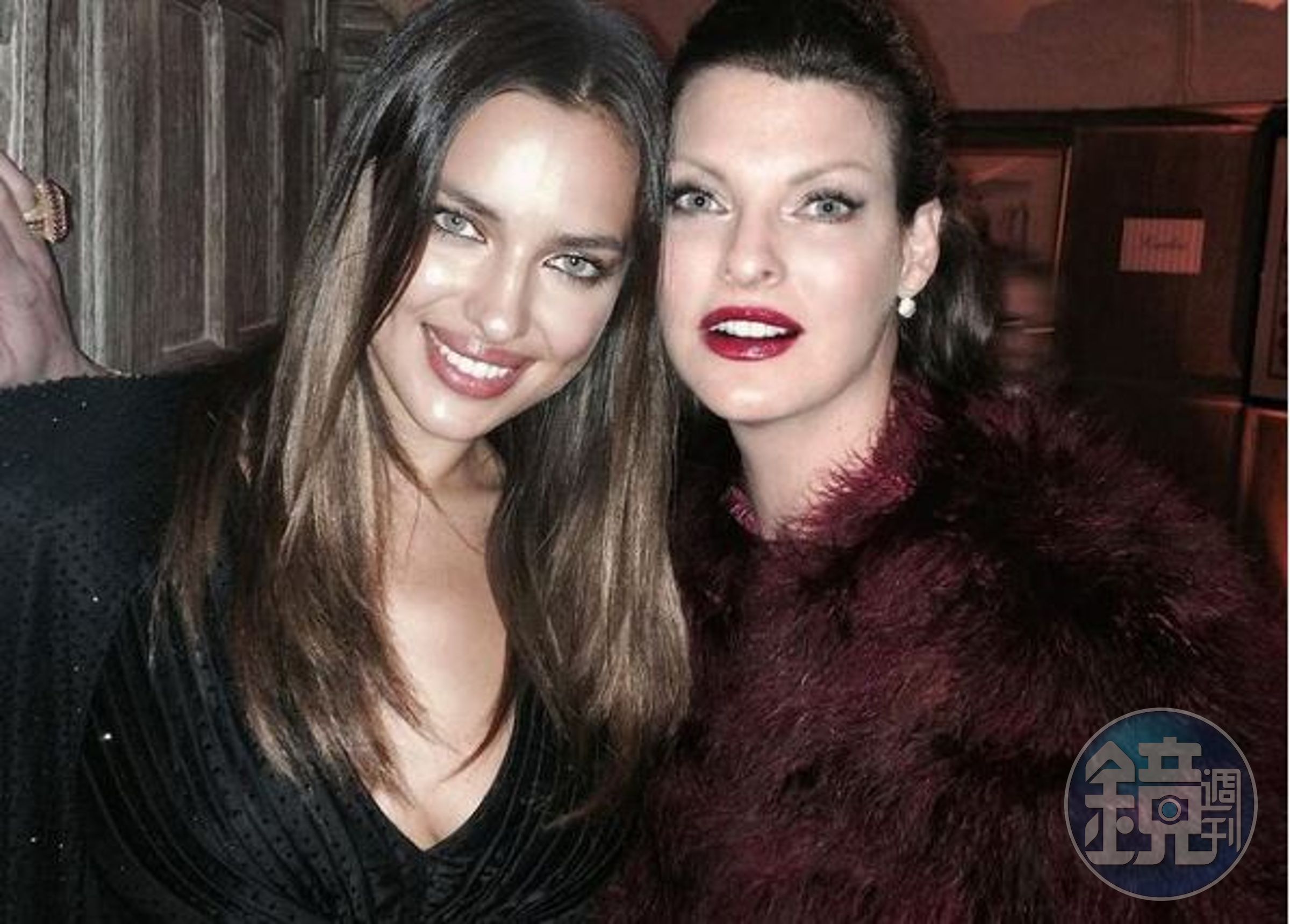 加拿大超模琳達伊凡奇莉絲塔（右）曾於90年代叱吒時尚圈。（翻攝自lindaevangelista IG）