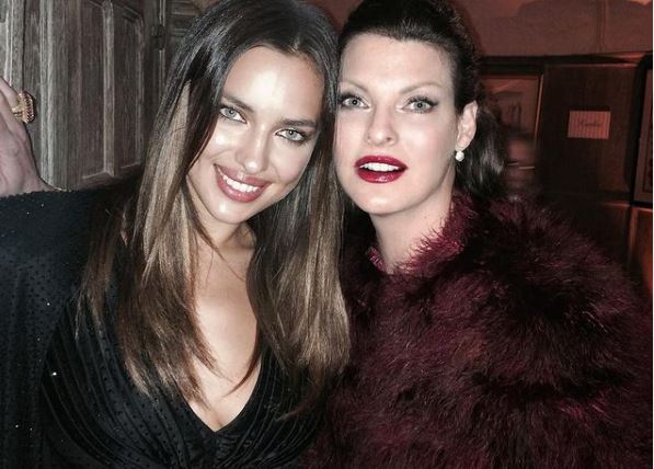 加拿大超模琳達伊凡奇莉絲塔（右）曾於90年代叱吒時尚圈。（翻攝自lindaevangelista IG）