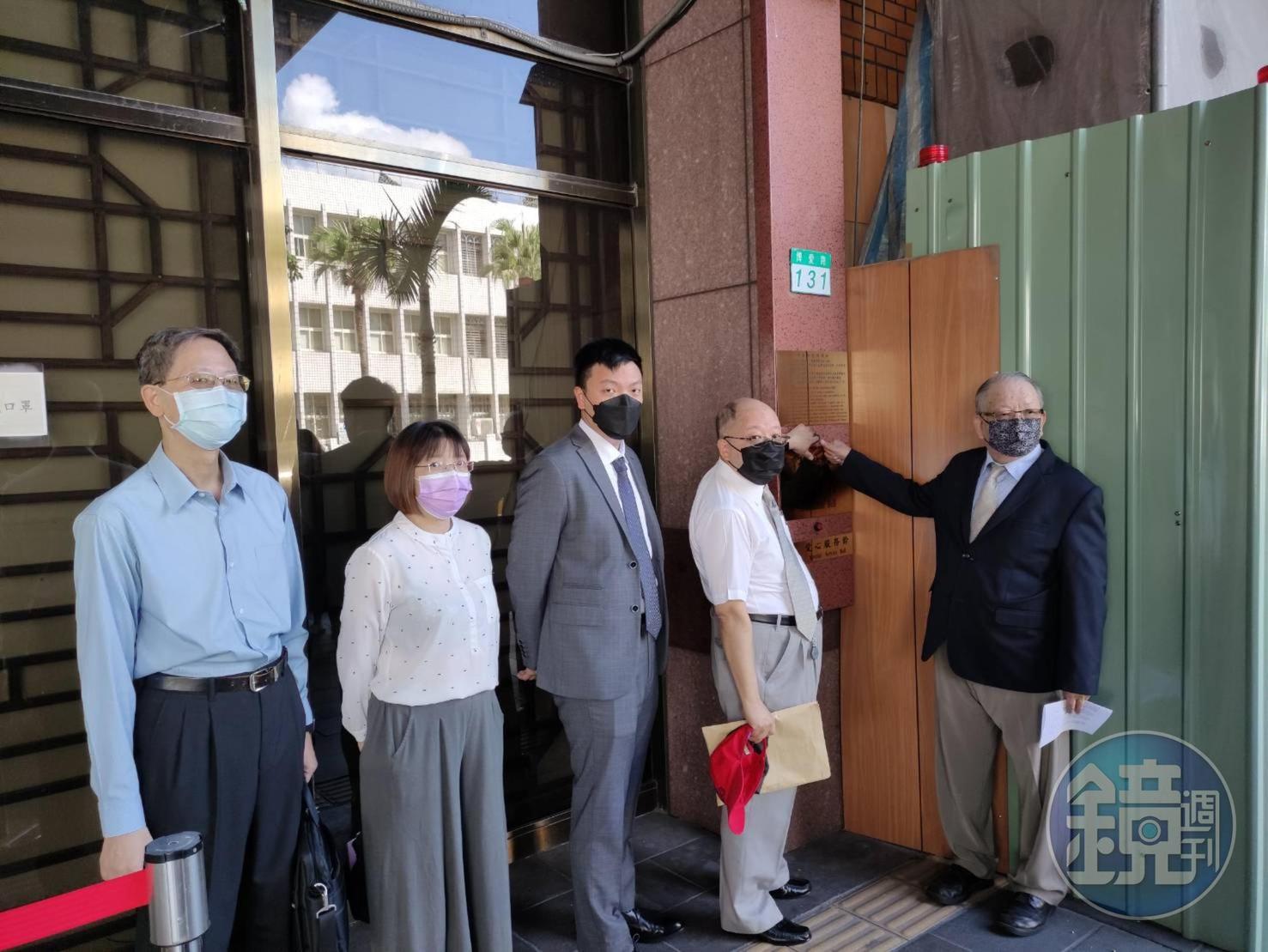 台苯董事劉正元(右1)、徐定睿(右2)、黃柏豪(右3)等人認為旗下榮福交易案涉賤賣,聯名向北檢告發董事長林文淵有背信及圖利之嫌。