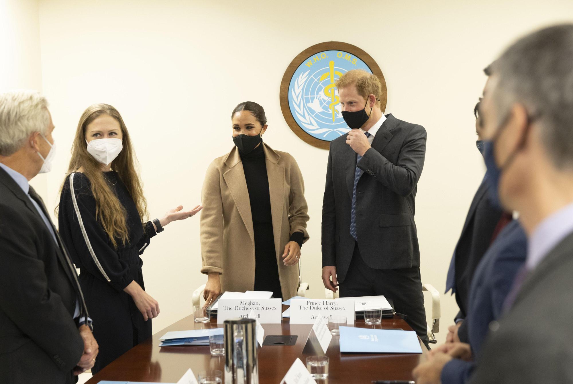 哈利、梅根也到訪世衛組織紐約總部。(翻攝scobie推特)