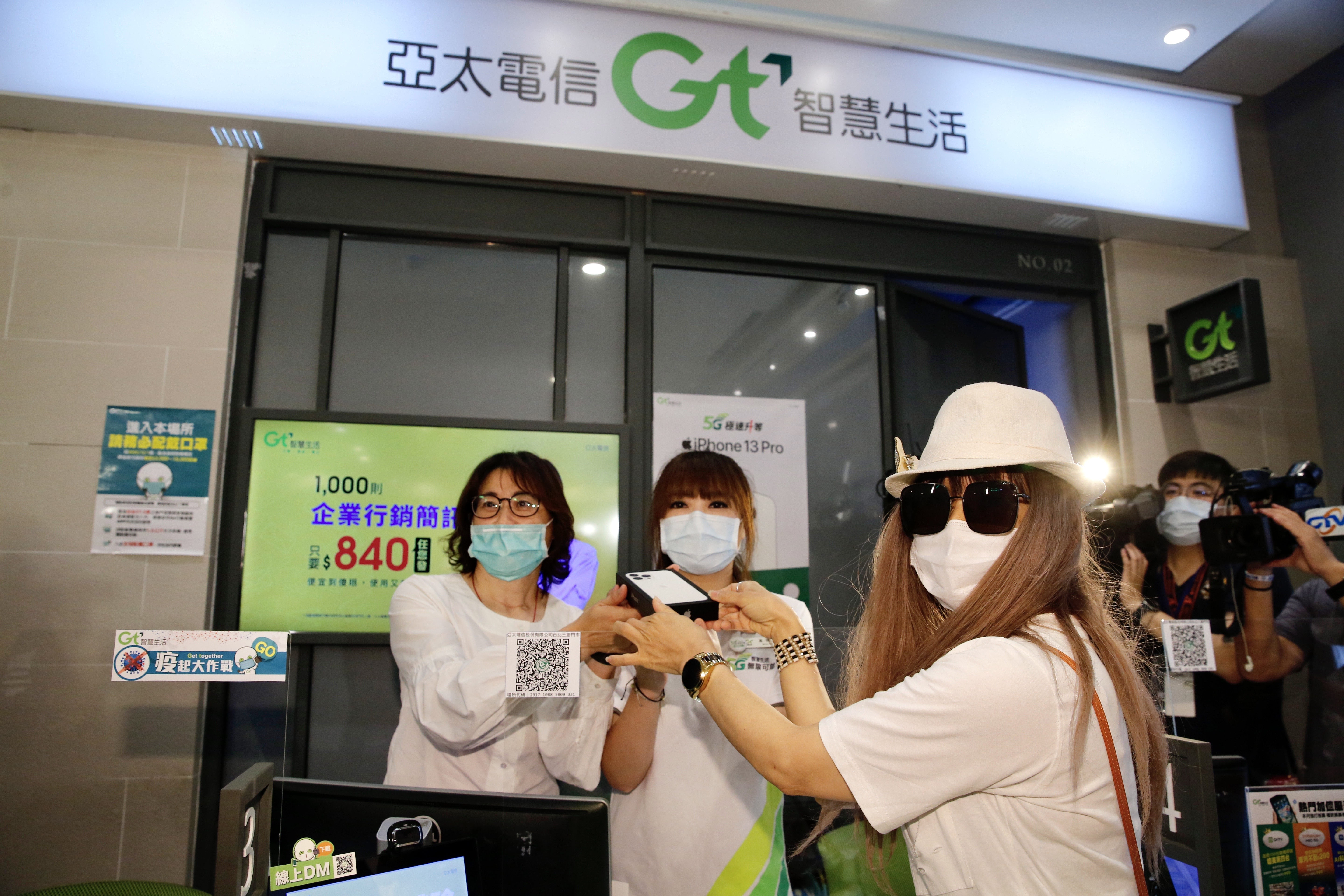 亞太電信在三創辦首賣活動，送出大禮包給排隊9天8夜的果粉。