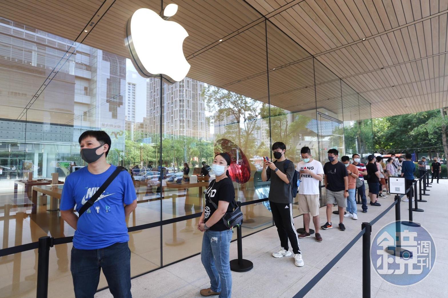 iPhone 13今日開賣，除了信義區的蘋果旗艦店仍有排隊人龍外，各大電信開賣活動明顯冷清許多。