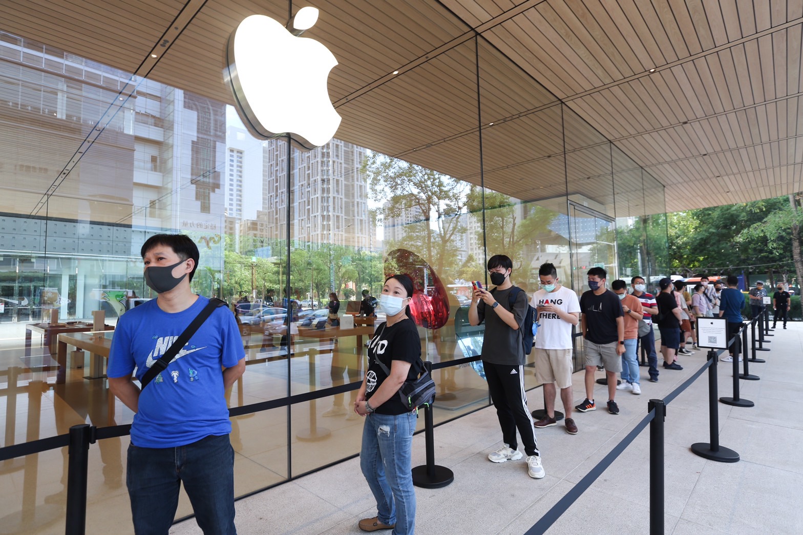 iPhone 13今日開賣，除了信義區的蘋果旗艦店仍有排隊人龍外，各大電信開賣活動明顯冷清許多。