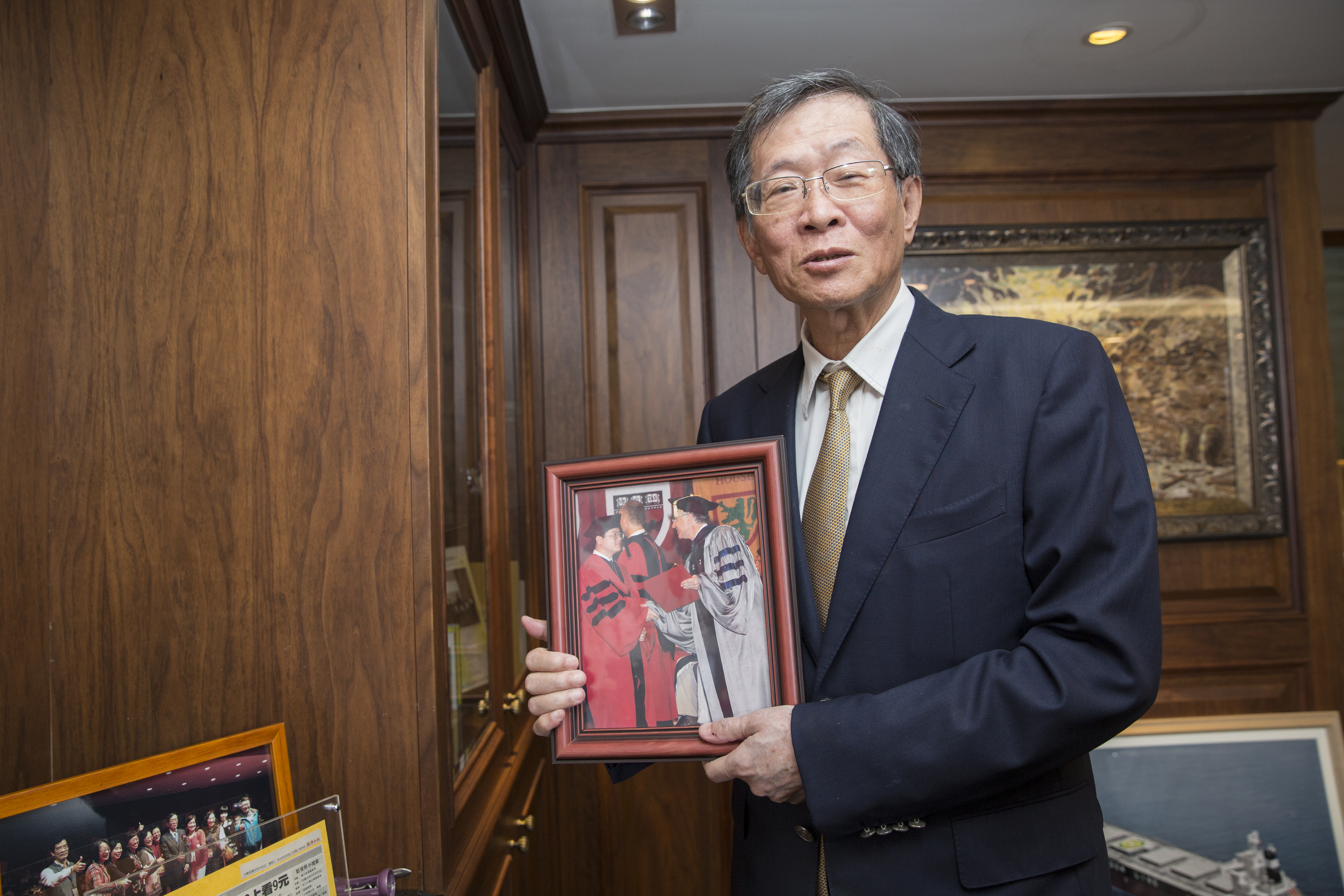 長子藍凱文從小是學霸，說起兒子萬事足的藍俊昇，辦公桌後方放了一張藍凱文取得哈佛學位畢業照。