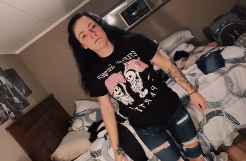 美國業餘的女刺青師珊姆首度幫人刺青，卻因技術欠佳狠遭圍剿。（翻攝Sam Tik Tok）