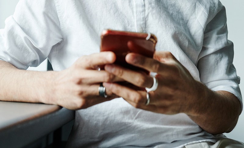 邢台一局長在工作群組裡，誤傳色色的訊息。（示意圖，pexels）