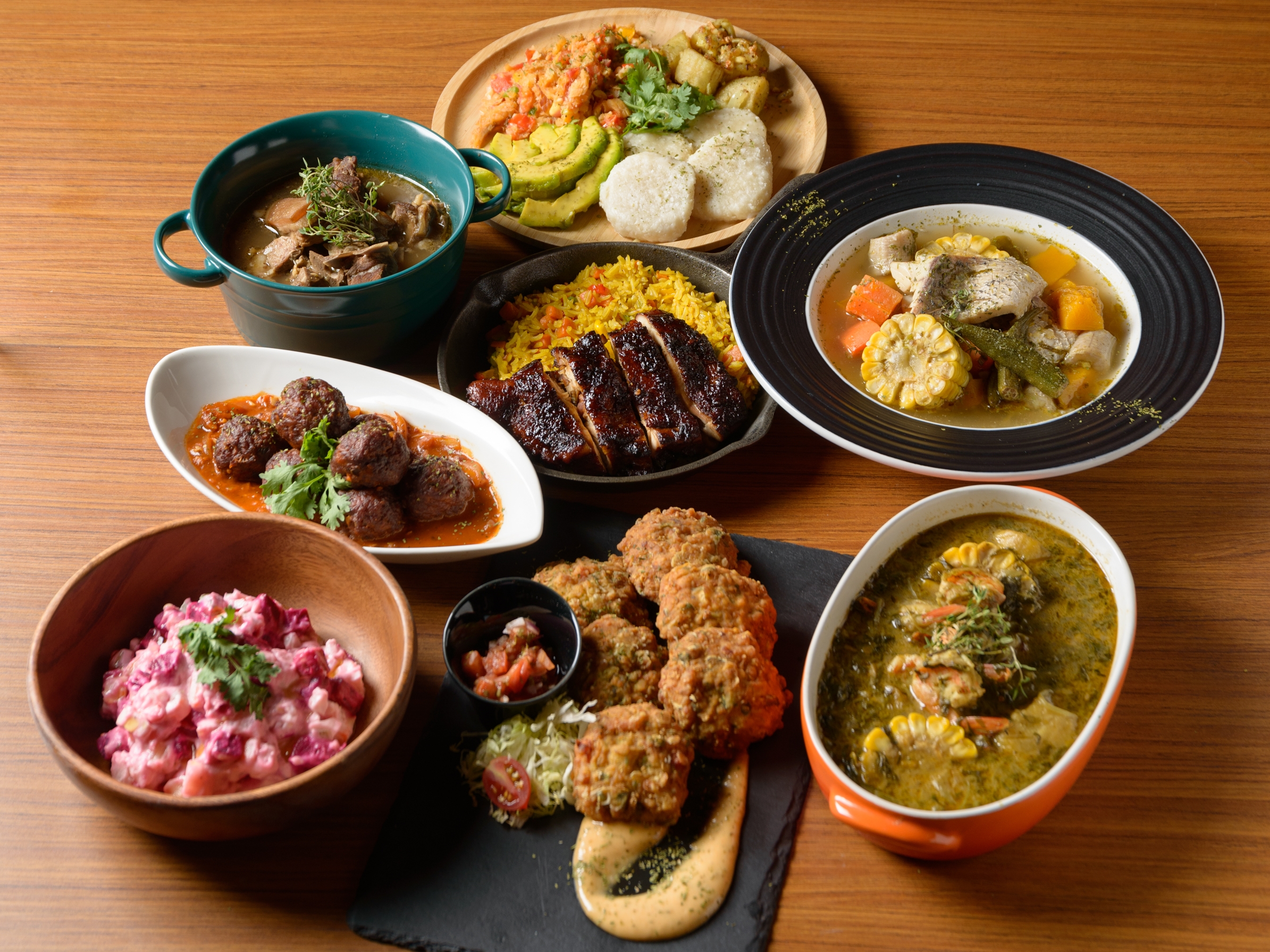 「ABV BAR & KITCHEN」運用台灣在地食材結合多國食材呈現「加勒比海邦交國美食嘉年華4人饗宴組」（1,999元／組，需提前預訂）。（外貿協會提供）