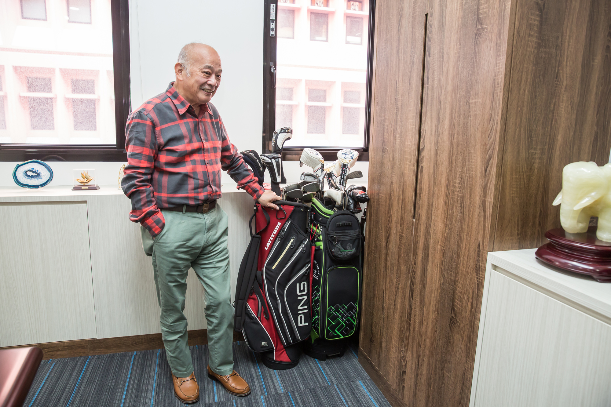 為了避免與前東家、客戶搶市，洪永裕從運動配件、高爾夫球袋開始做起。