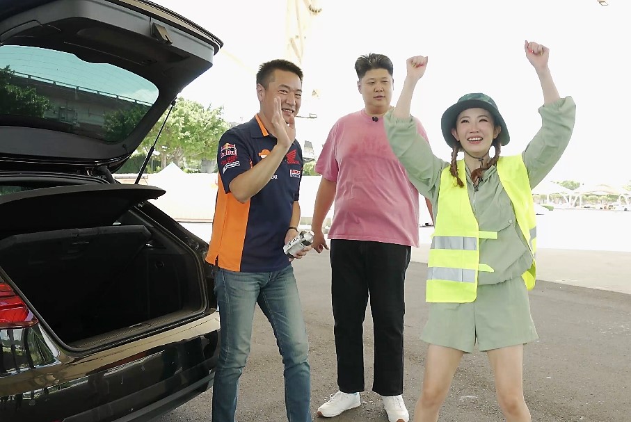 謝忻（右）示範爆胎當天警示後方來車的誇張動作，讓雷尼（左）及哈孝遠（中）看到傻眼。（TVBS提供）